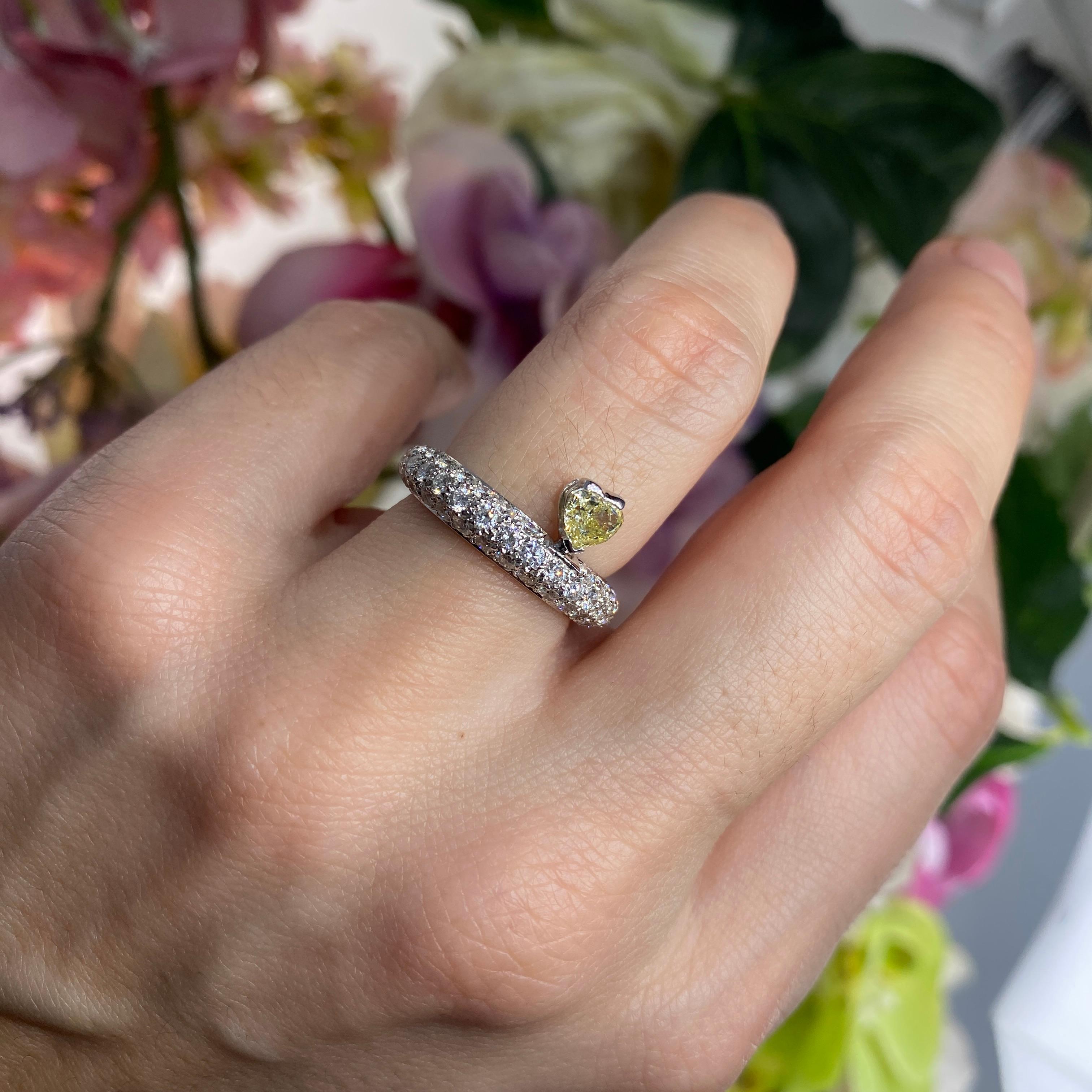 Bague en or blanc 18K Pavé de diamants avec diamant jaune fantaisie taillé en cœur en vente 5