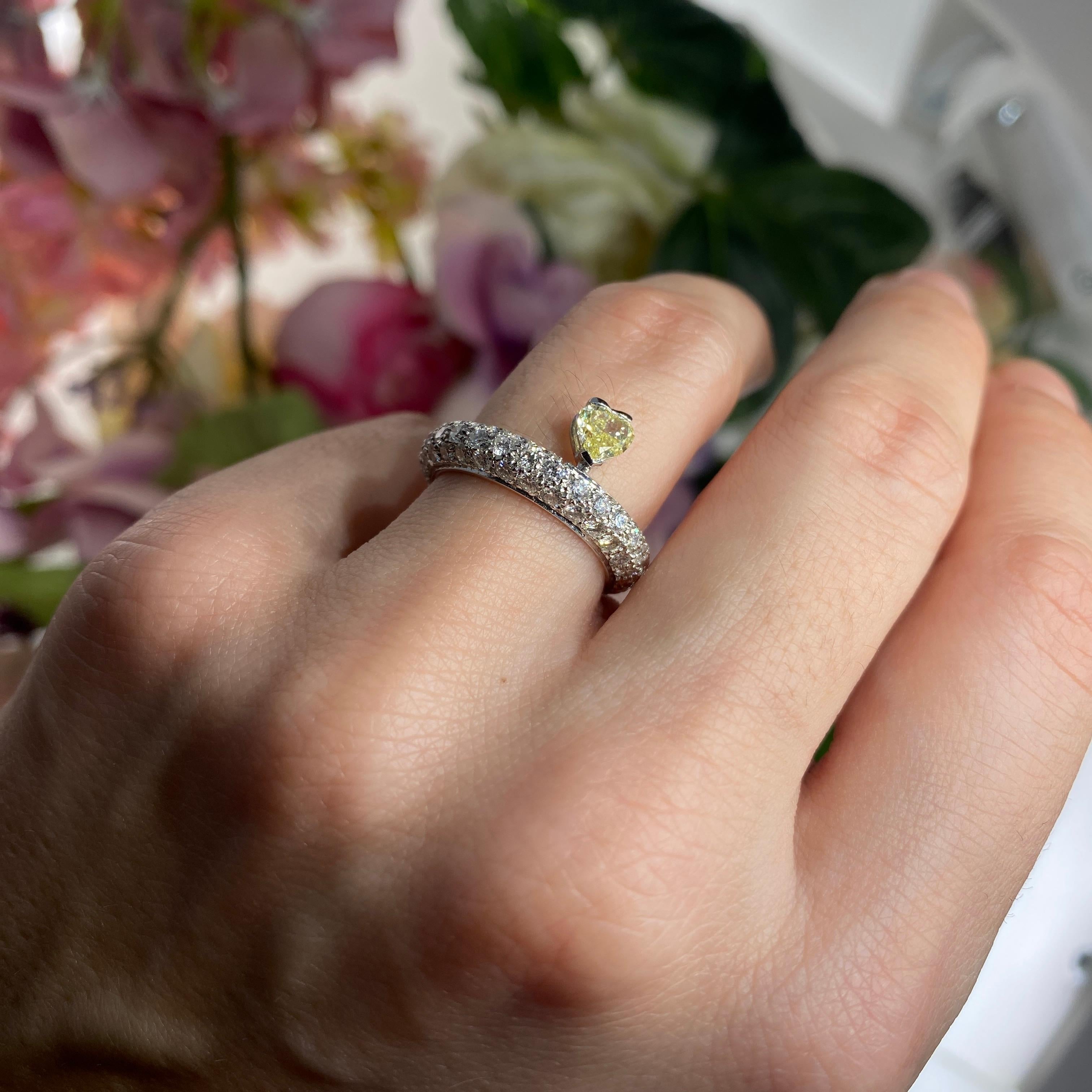 Bague en or blanc 18K Pavé de diamants avec diamant jaune fantaisie taillé en cœur en vente 7