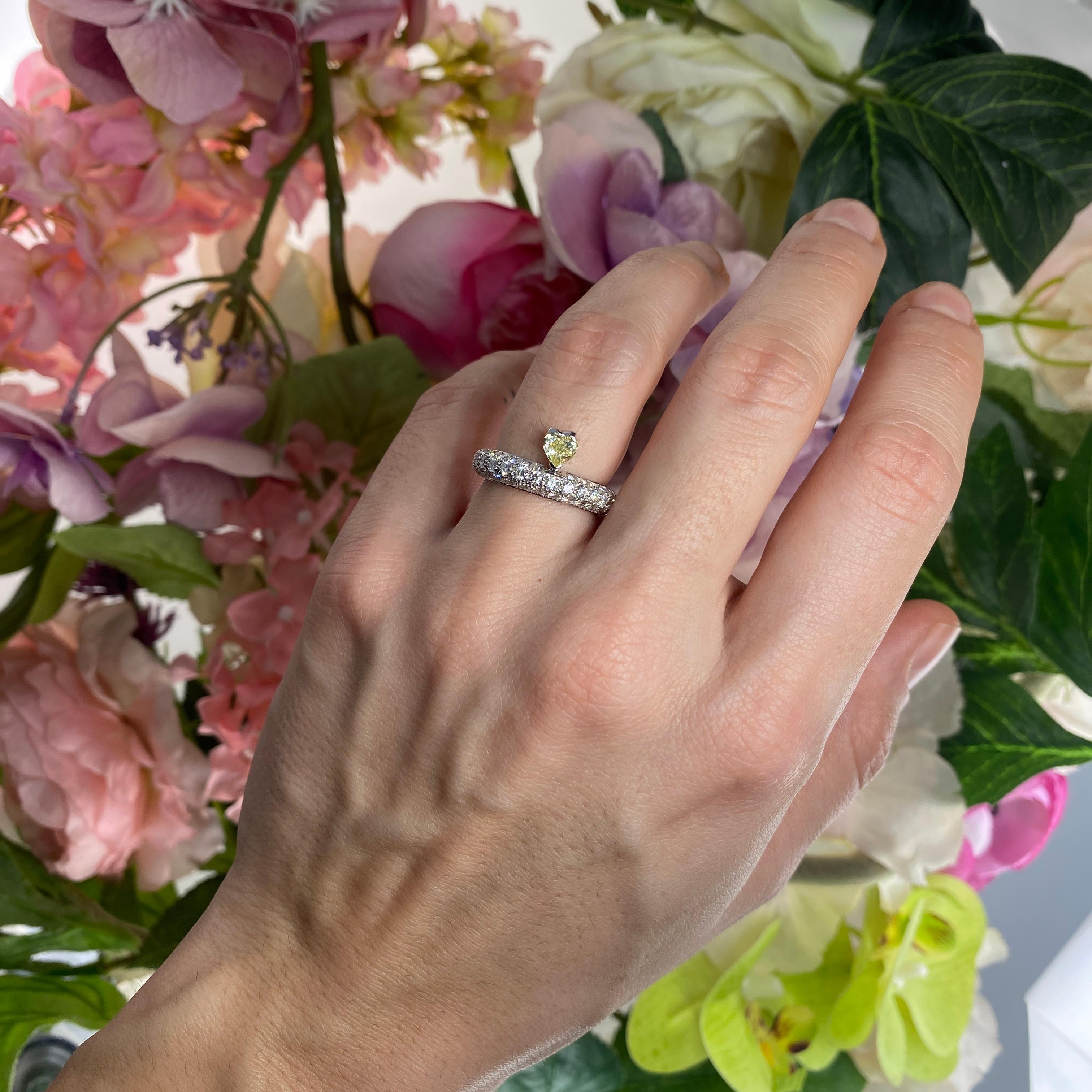 Bague en or blanc 18K Pavé de diamants avec diamant jaune fantaisie taillé en cœur en vente 8