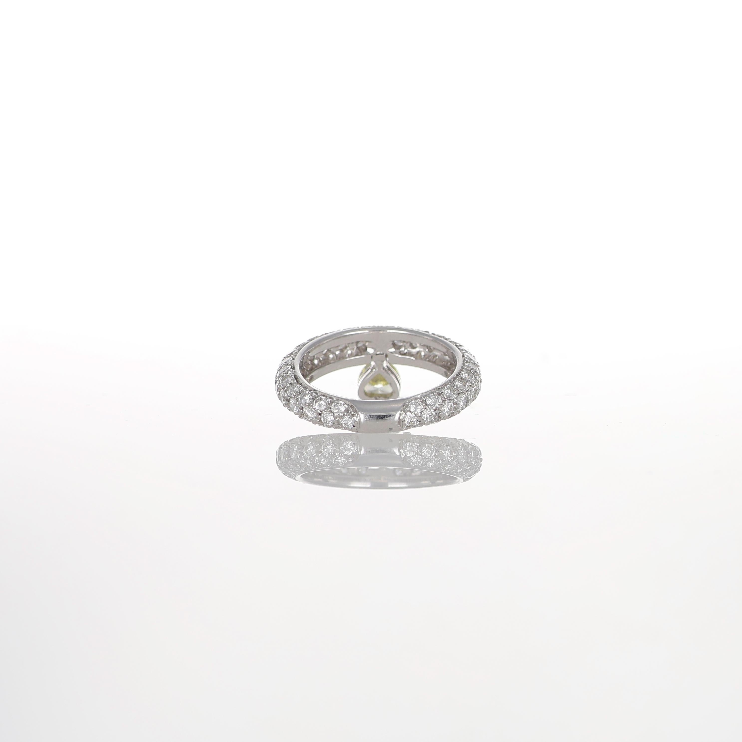 Bague en or blanc 18K Pavé de diamants avec diamant jaune fantaisie taillé en cœur Neuf - En vente à Bergamo, BG