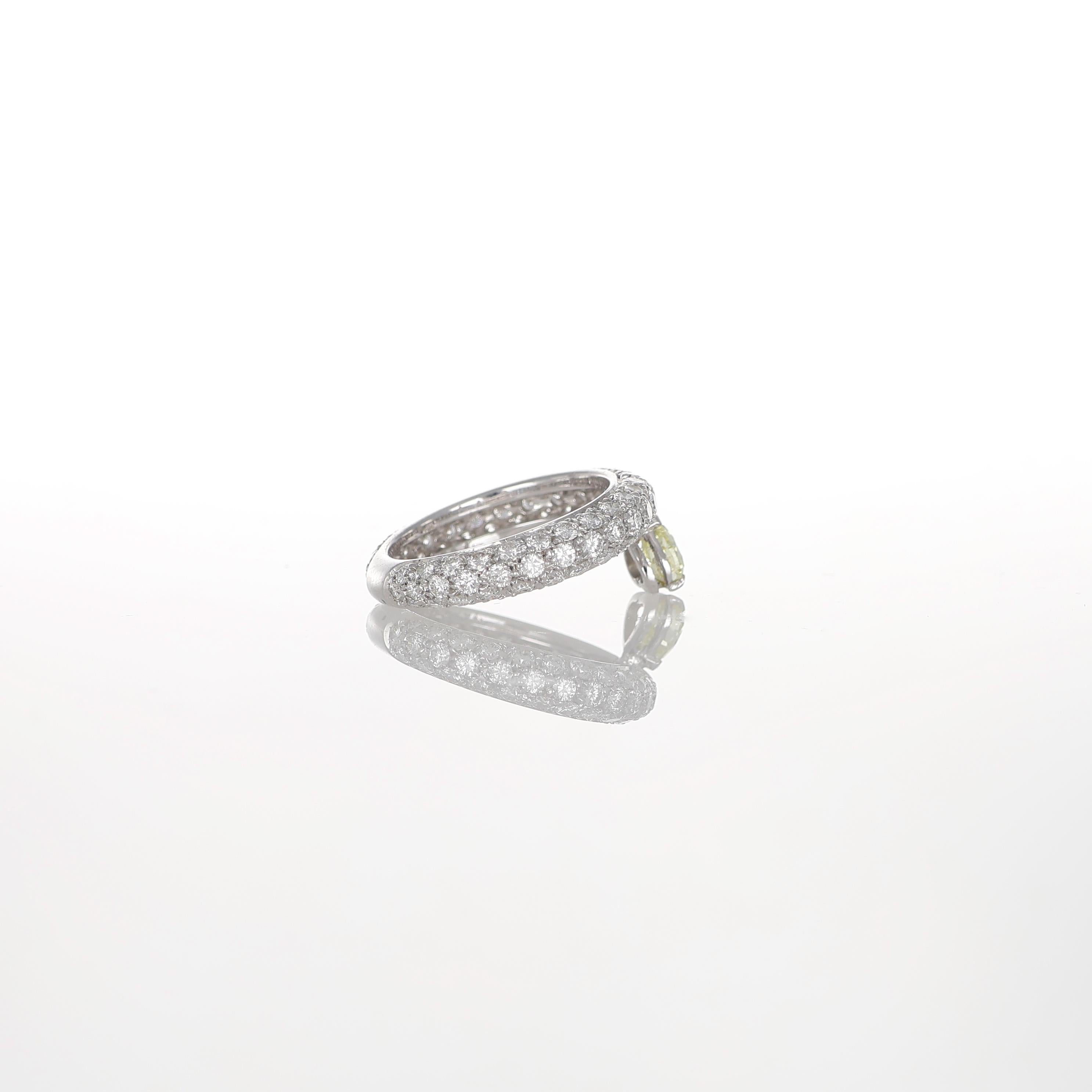 Bague en or blanc 18K Pavé de diamants avec diamant jaune fantaisie taillé en cœur Unisexe en vente