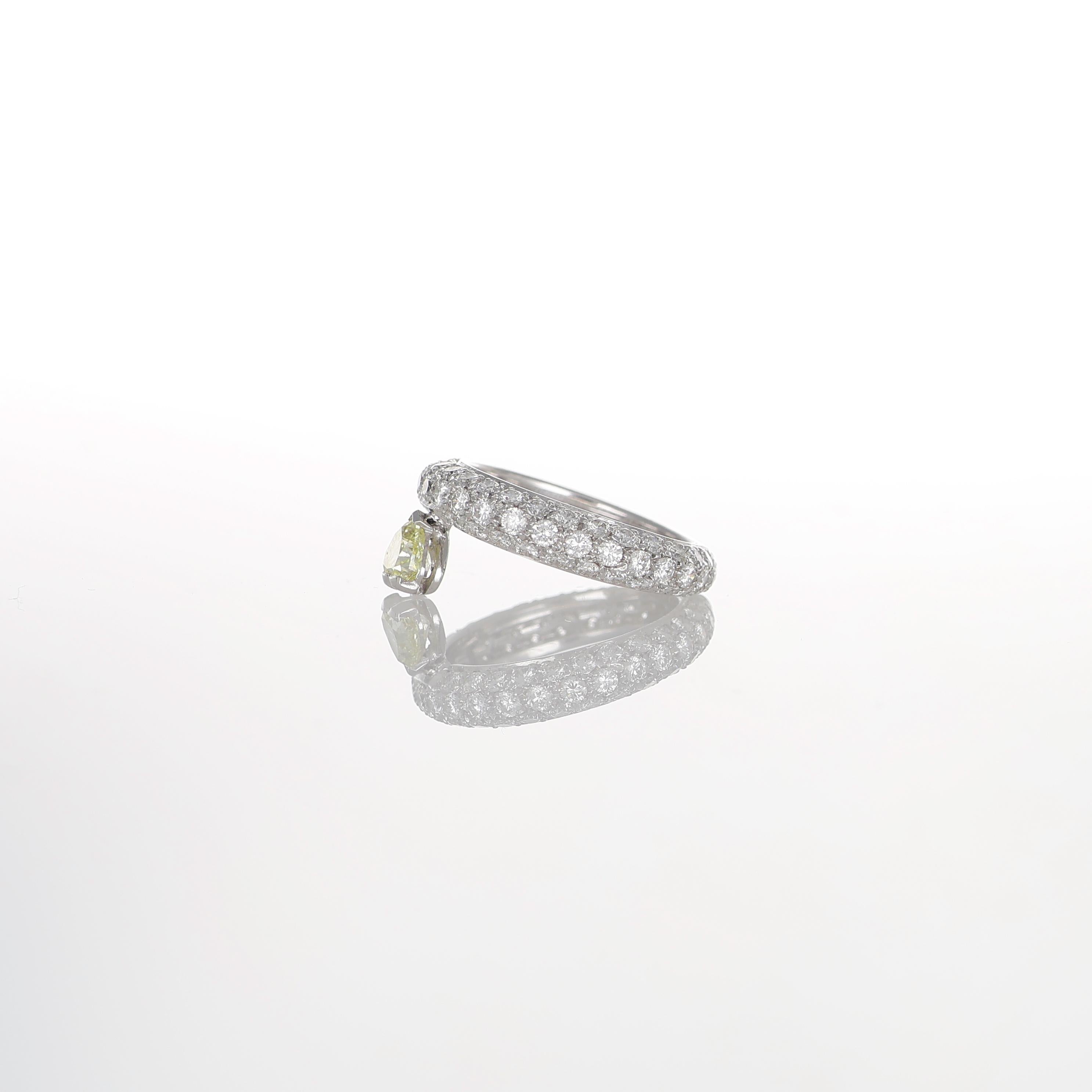 Bague en or blanc 18K Pavé de diamants avec diamant jaune fantaisie taillé en cœur en vente 1