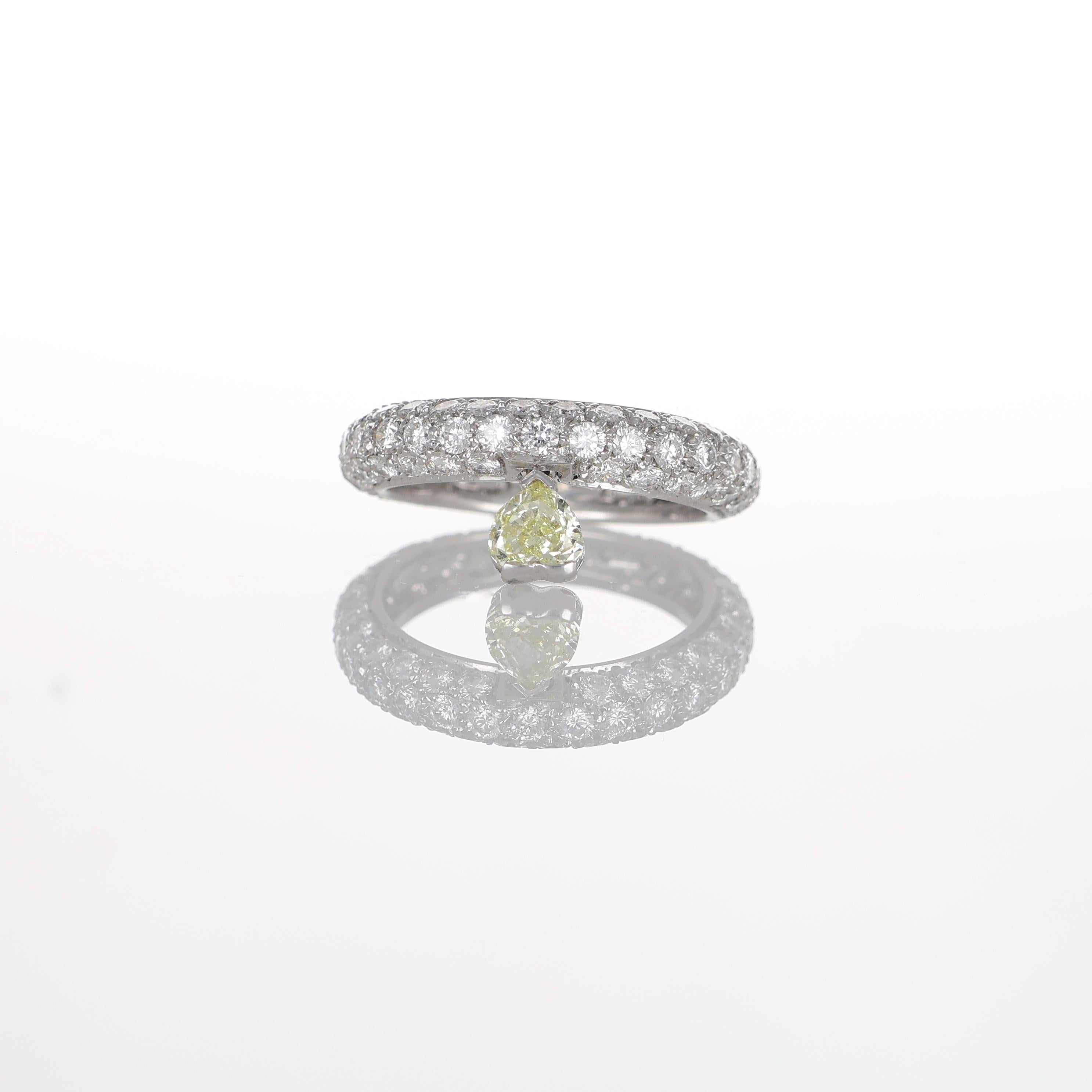 Bague en or blanc 18K Pavé de diamants avec diamant jaune fantaisie taillé en cœur en vente 2