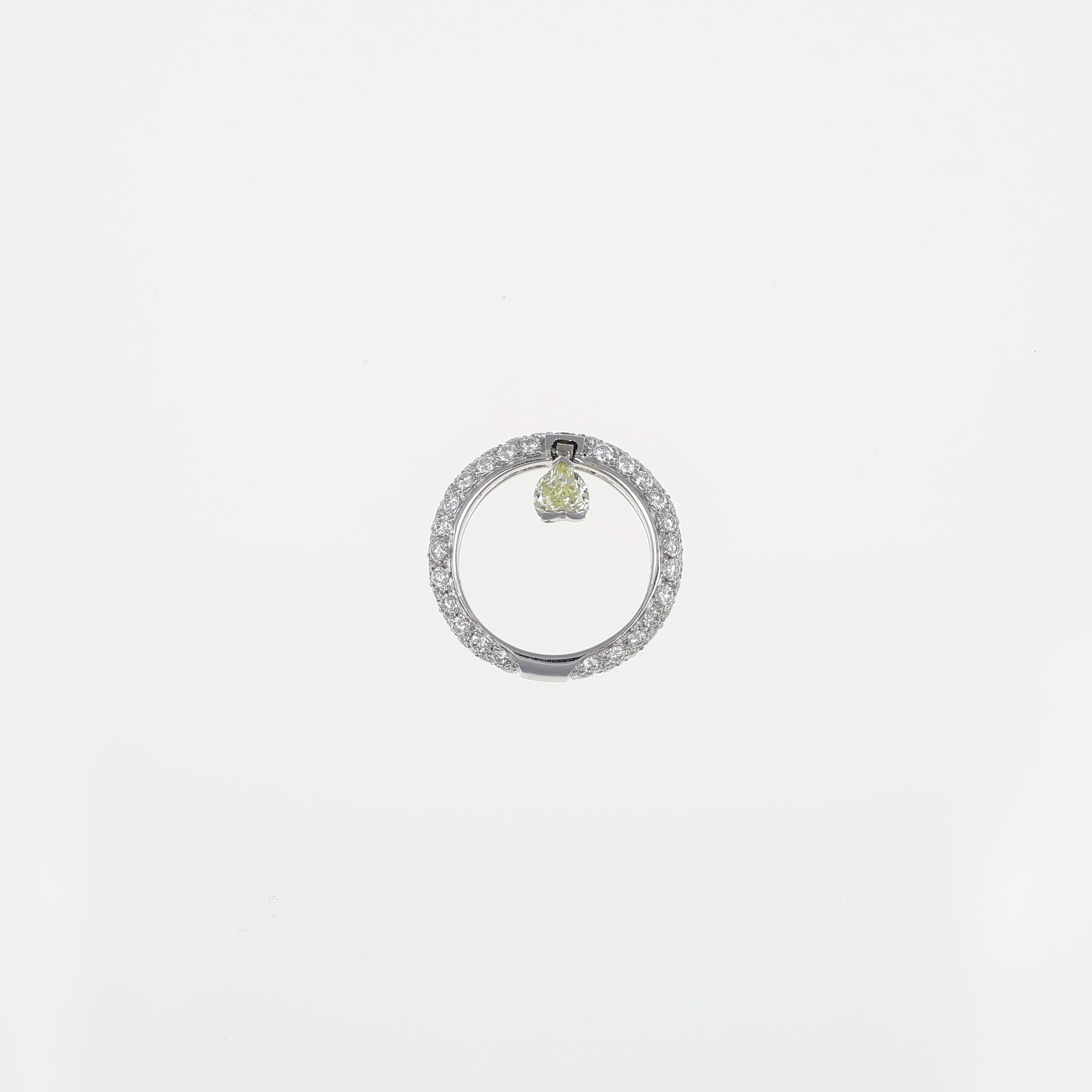 Bague en or blanc 18K Pavé de diamants avec diamant jaune fantaisie taillé en cœur en vente 3