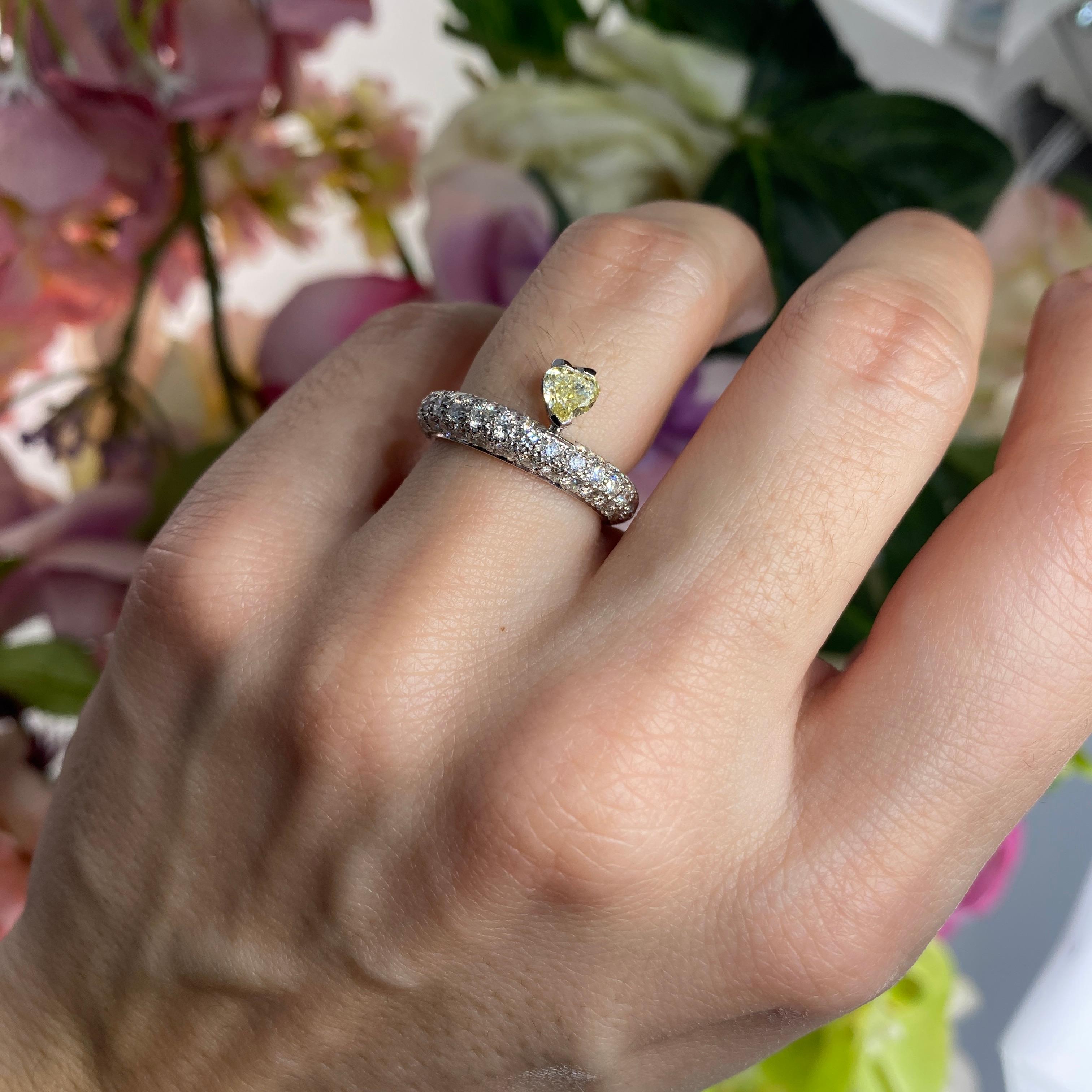 Bague en or blanc 18K Pavé de diamants avec diamant jaune fantaisie taillé en cœur en vente 4