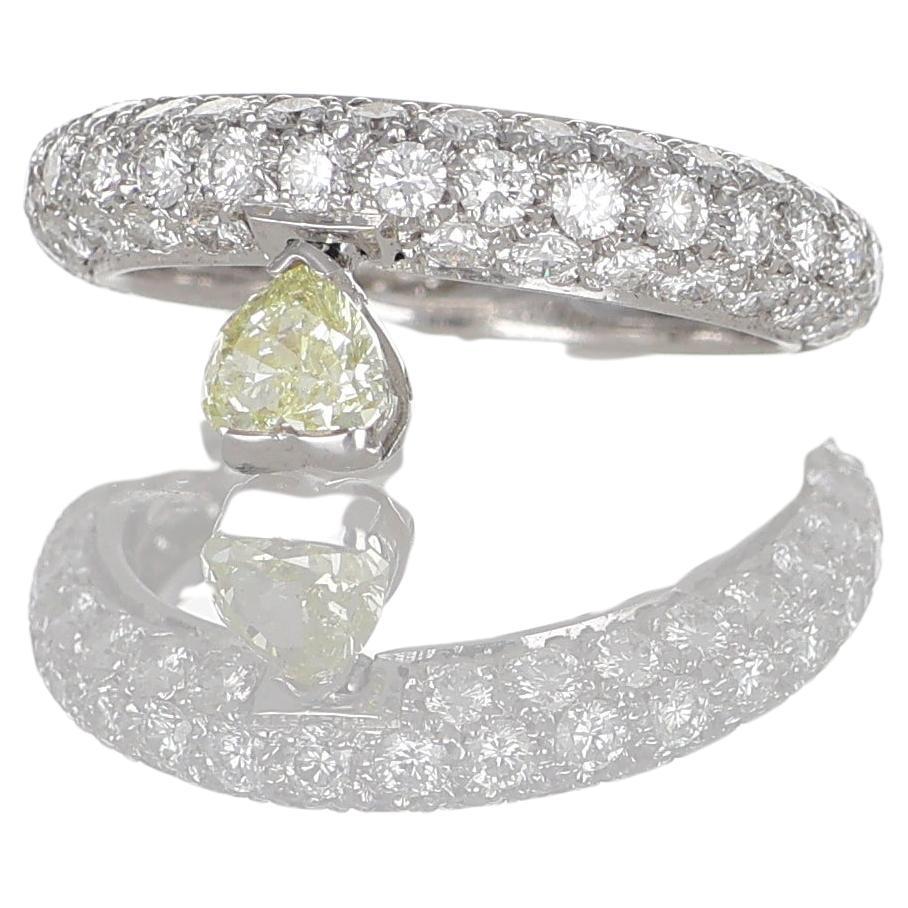 Pavé-Diamantring aus 18 Karat Weißgold mit gelbem Diamant im Herzschliff