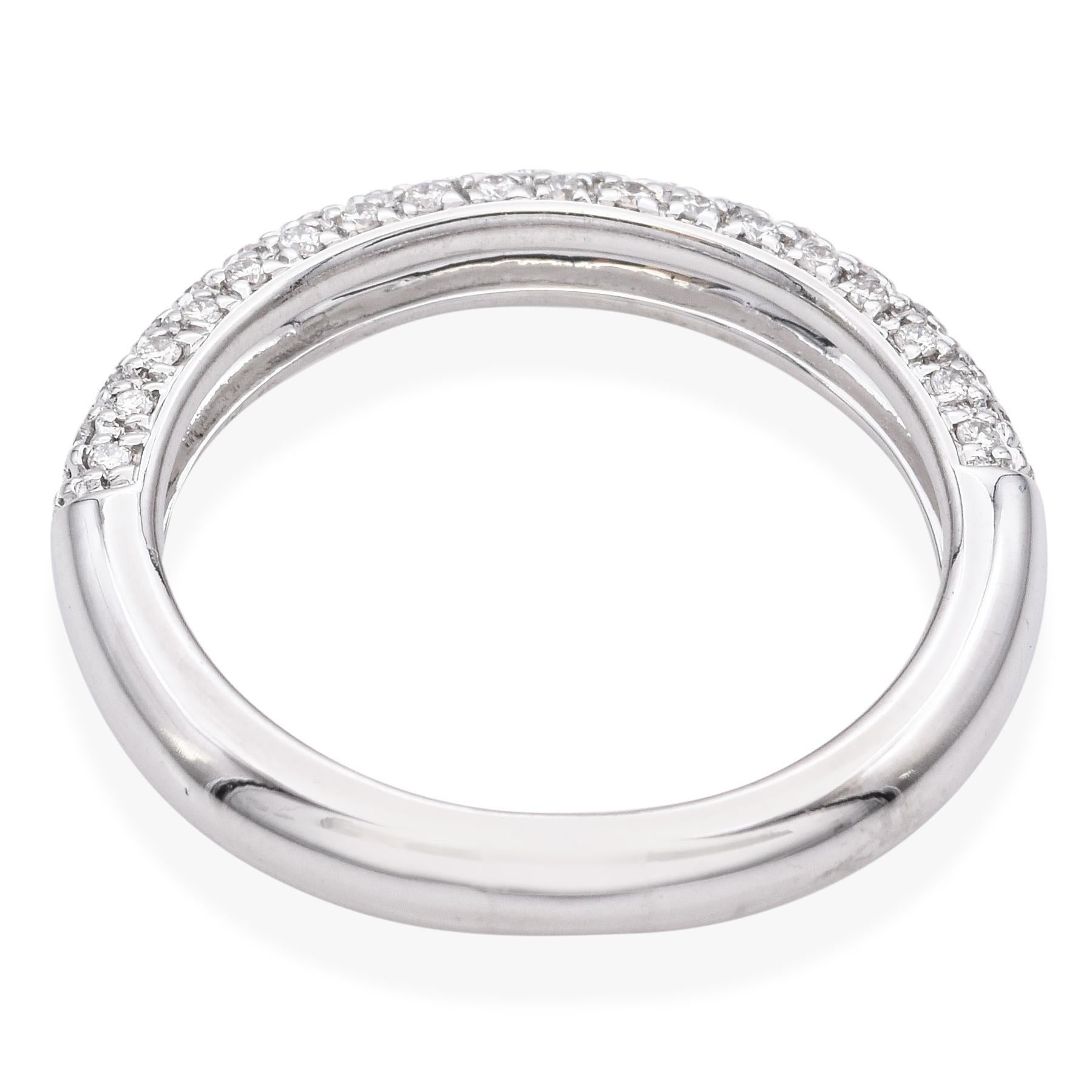 Fascia semi-eterna in oro bianco 18 carati con pavé di diamanti In condizioni buone in vendita a New York, NY