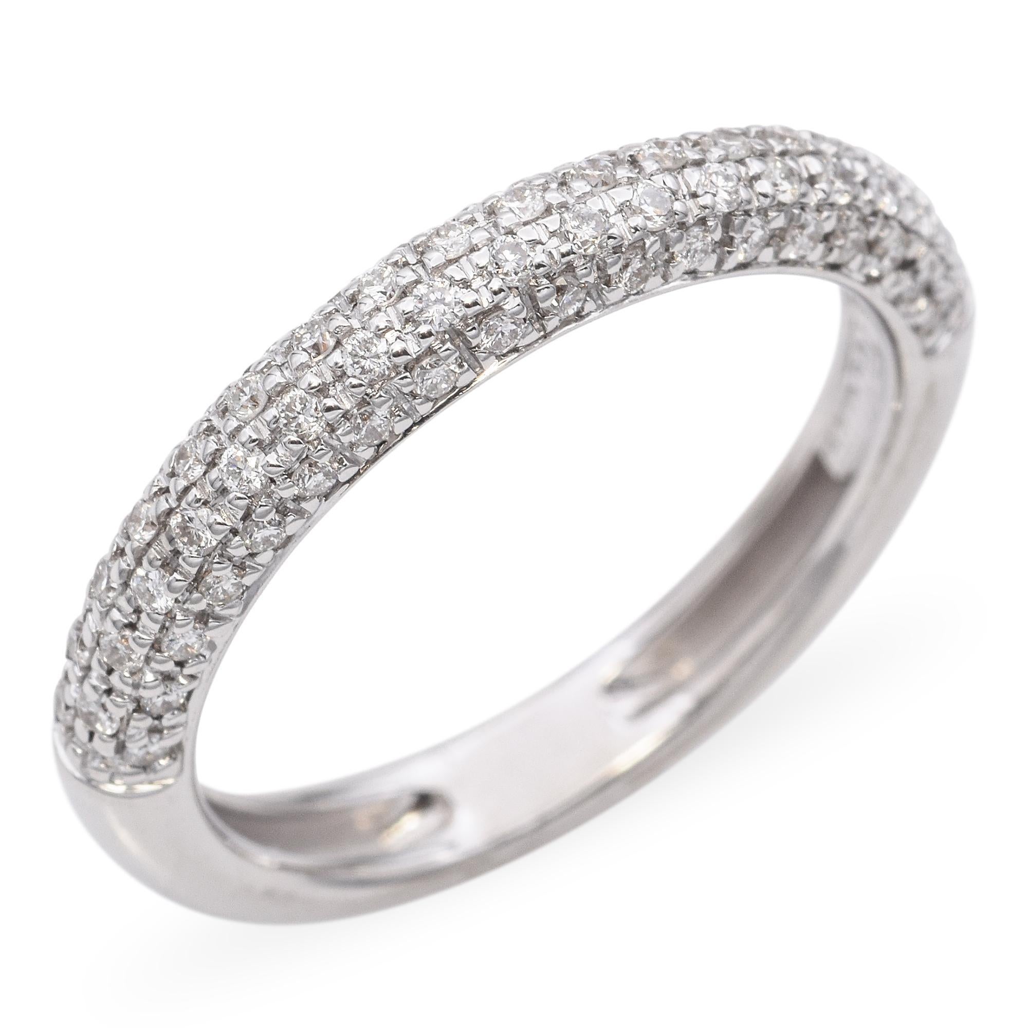 Fascia semi-eterna in oro bianco 18 carati con pavé di diamanti in vendita 2