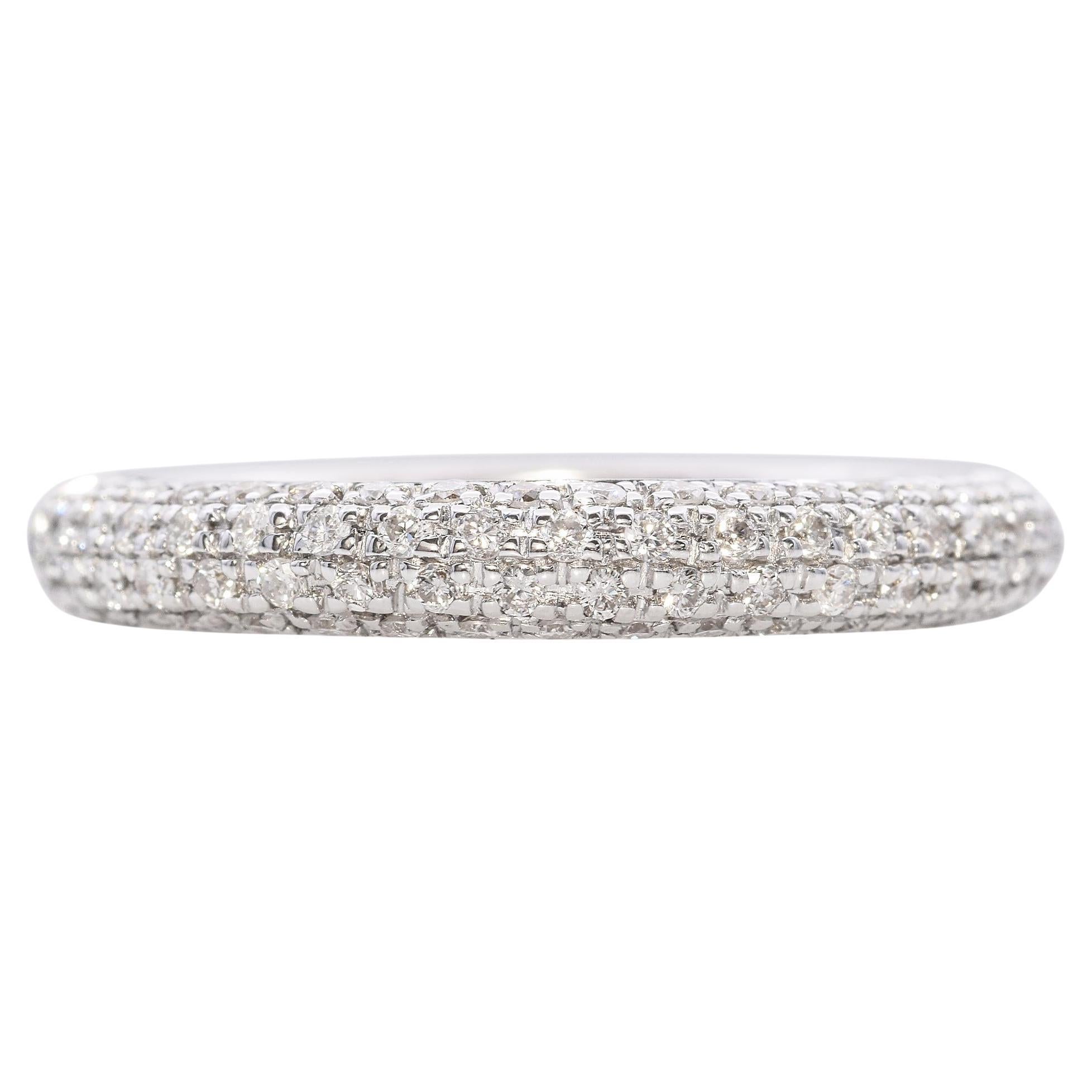 Anillo de oro blanco de 18 quilates con semiextremo de diamantes pavé