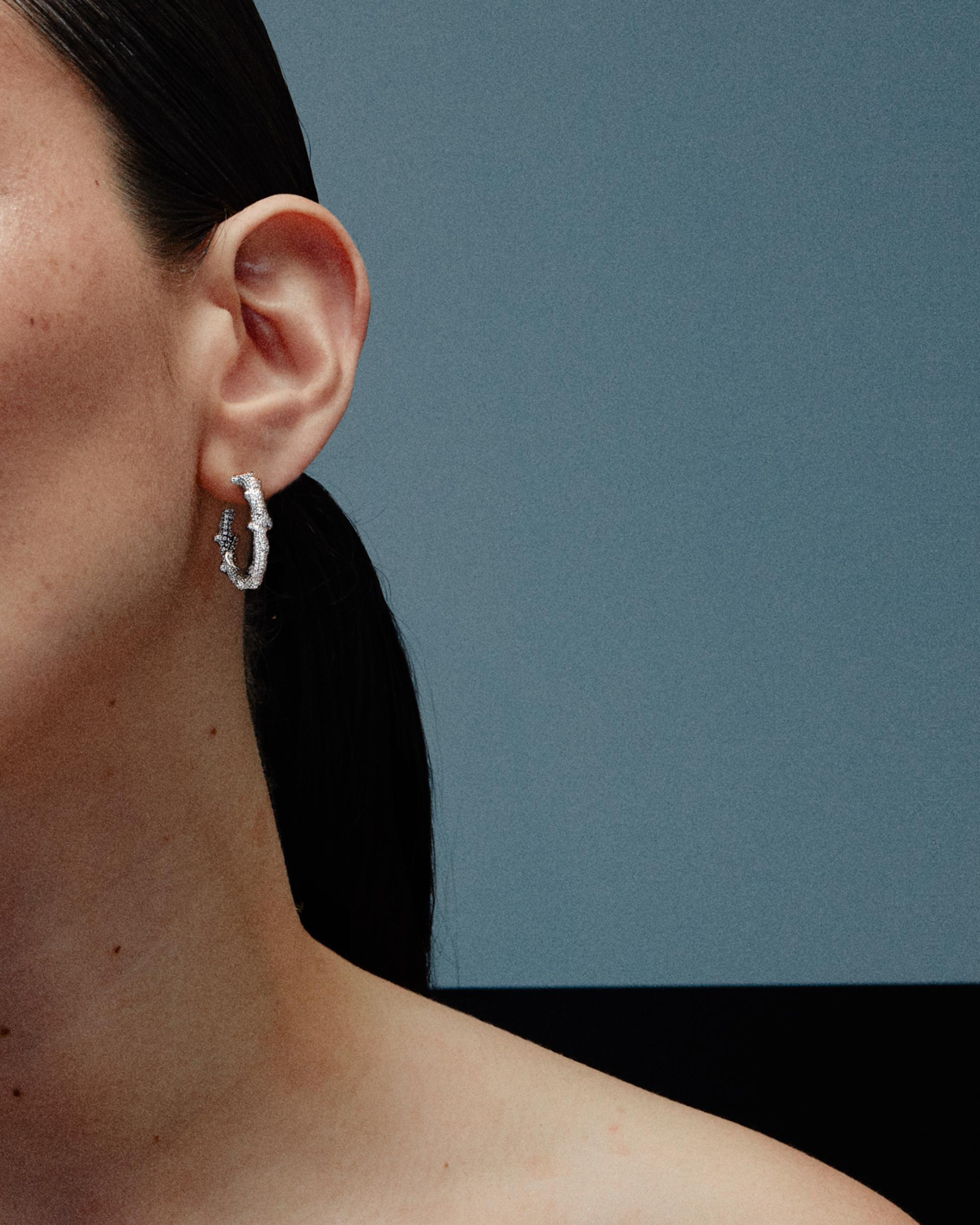 Round Cut 18k White Gold Pave Diamond Spina Midi Earrings