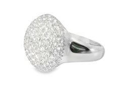 Anillo de diseño «Odelia» con forma de cúpula, de oro blanco de 18 quilates y pavé de diamantes