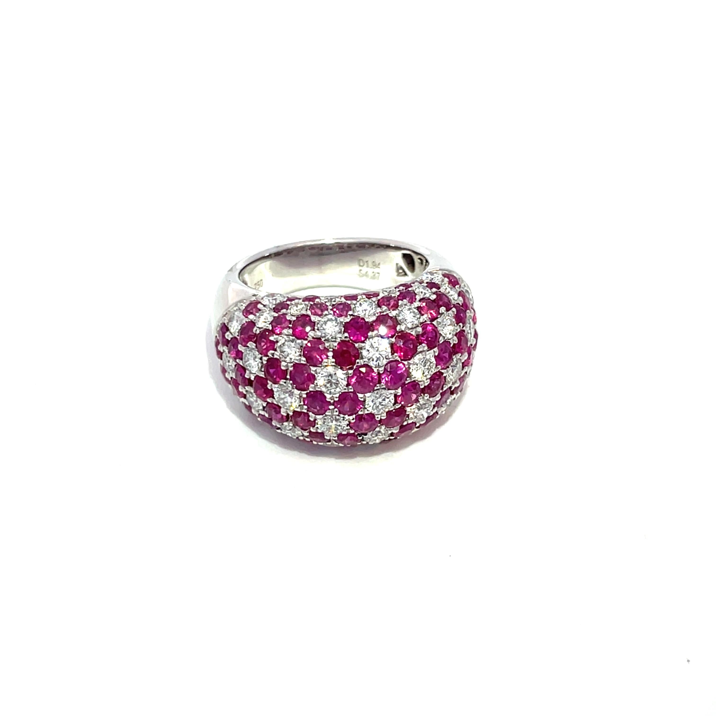 Elegati con la squisita eleganza del nostro anello Heavy Dome Shape Pave, realizzato in lussuoso oro bianco 18 carati. Questo splendido pezzo presenta un'affascinante composizione di rubini e diamanti bianchi. I vibranti rubini pesano ben 4,38