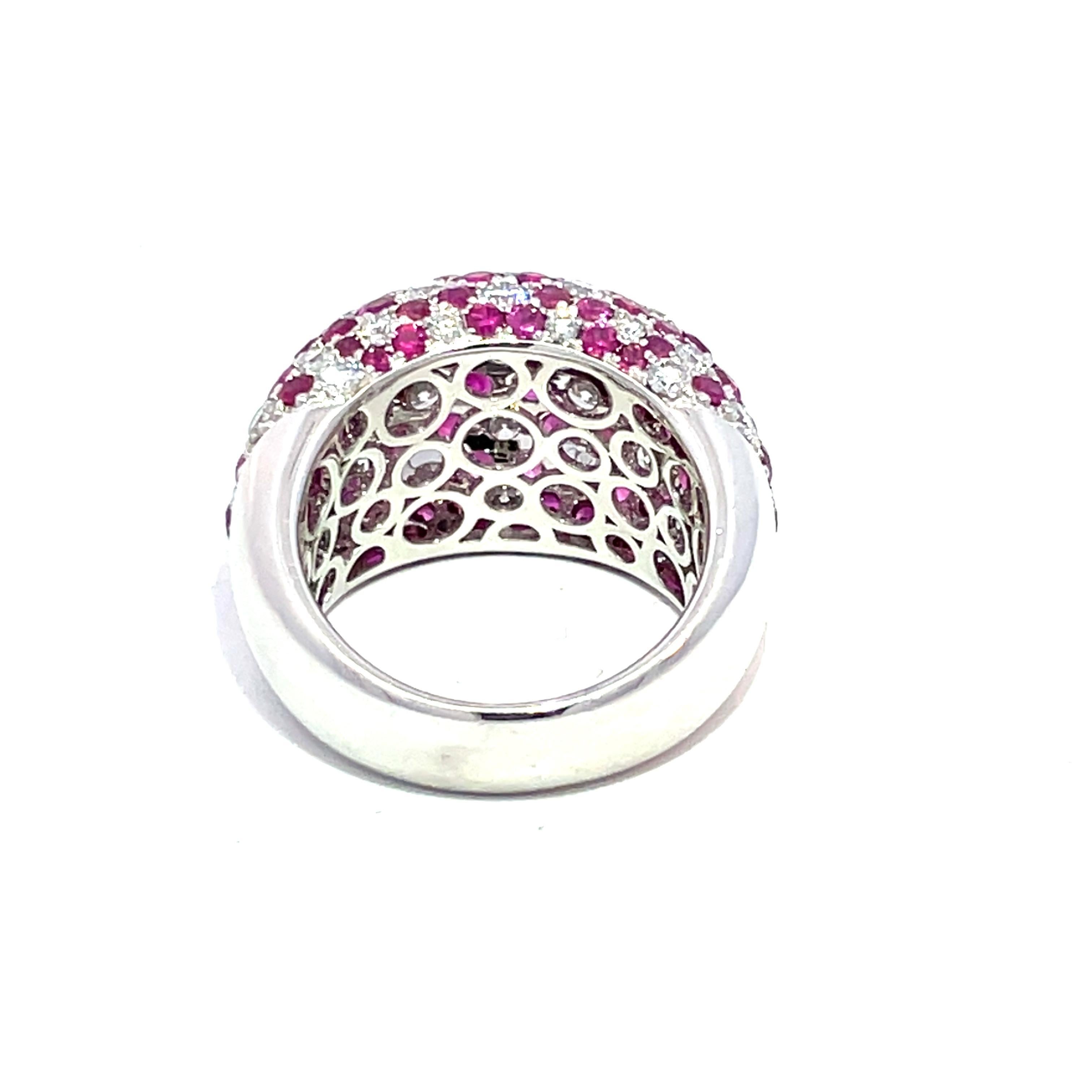 Moderno Anello in oro bianco 18k con rubini e diamanti in pavé in vendita