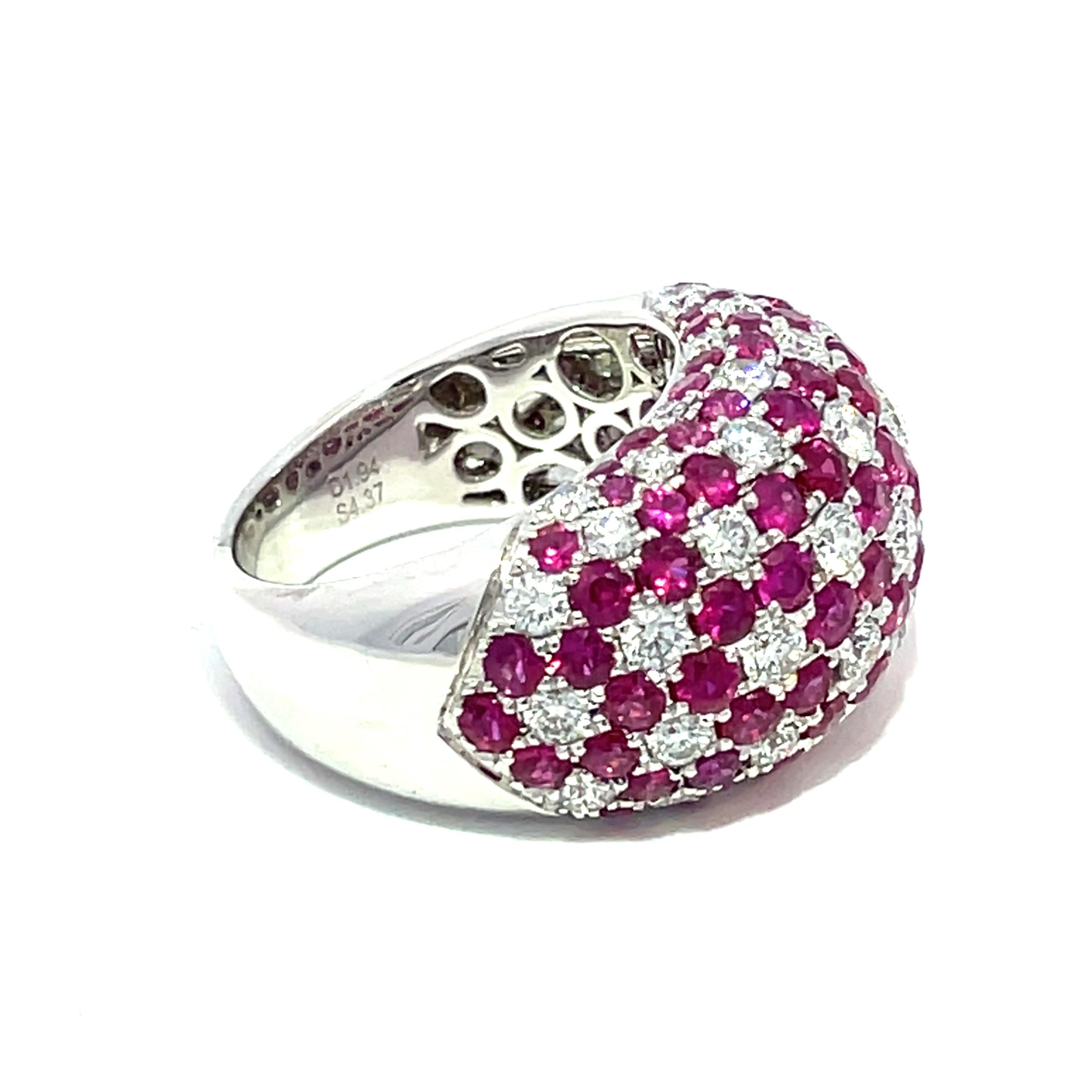 Anello in oro bianco 18k con rubini e diamanti in pavé In condizioni Nuovo in vendita a New York, NY