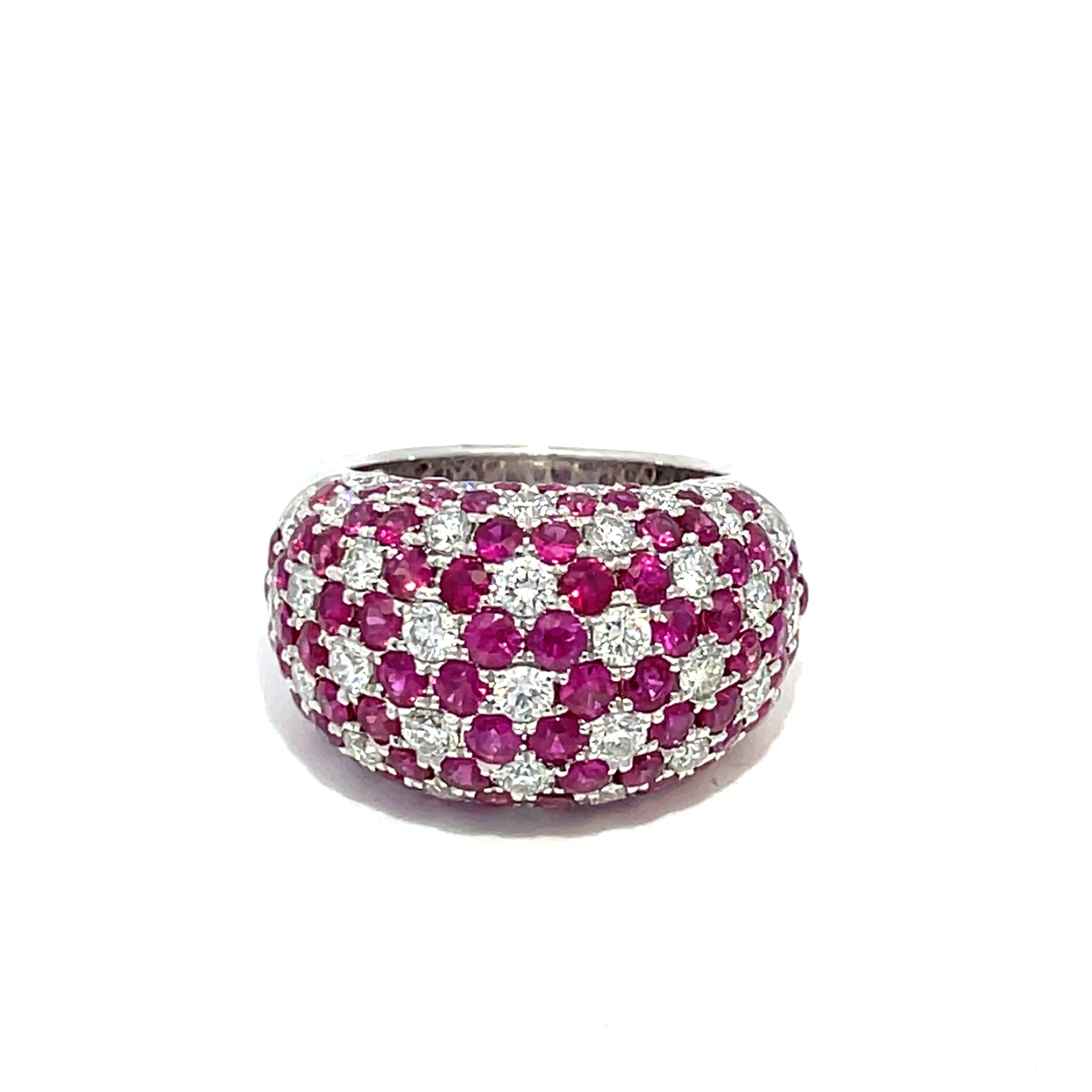 Anello in oro bianco 18k con rubini e diamanti in pavé in vendita 1
