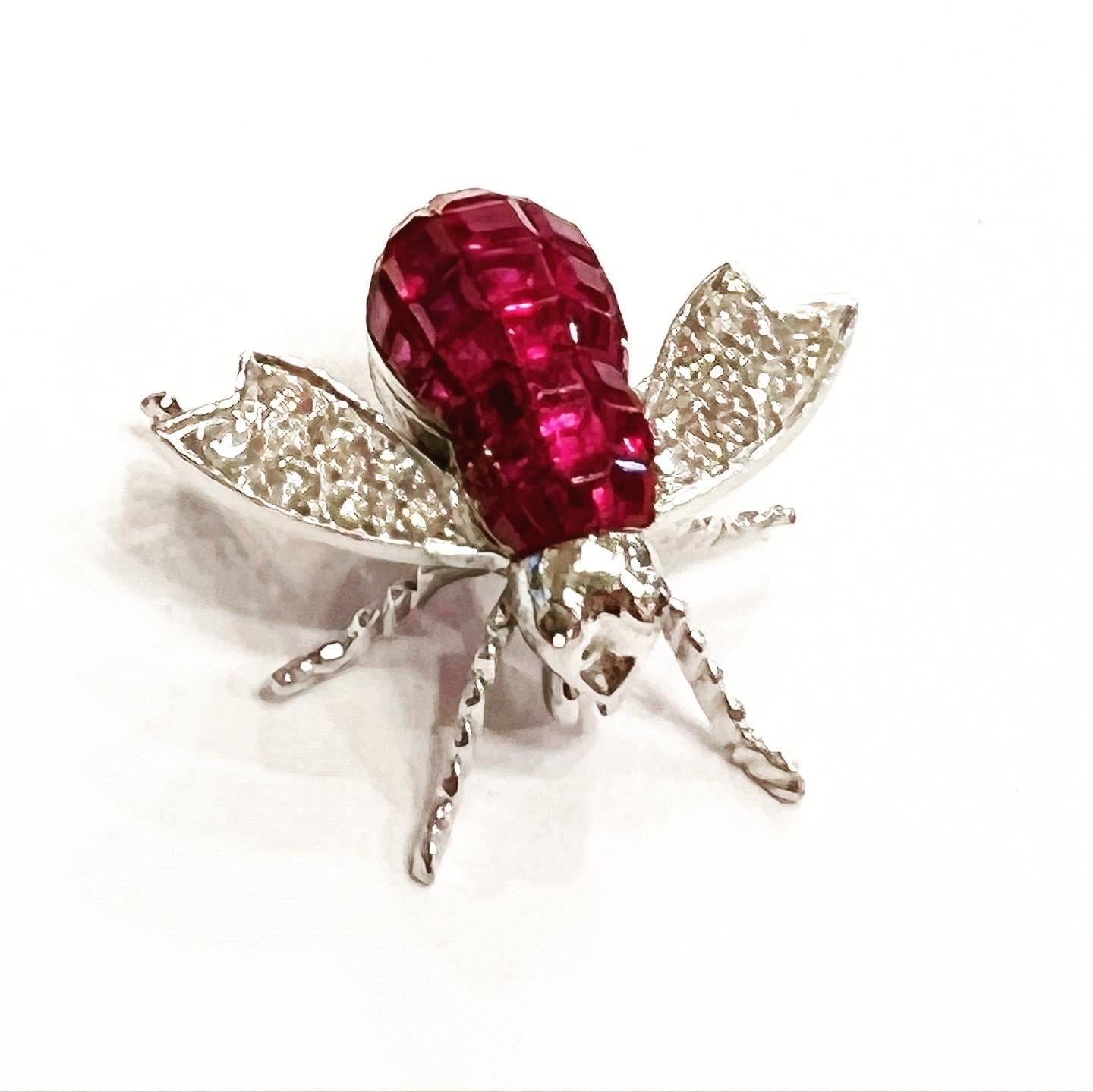 Amazing and original 18 Kt white gold bee or fly brooch with pavé setting white diamonds and rubby.
Looks perfect on a Business Jacket or on a Cocktail Dress.
With Lab certificate (see the pictures).
18 K White Gold.
14 Diamonds: 0.43carats, Colour
