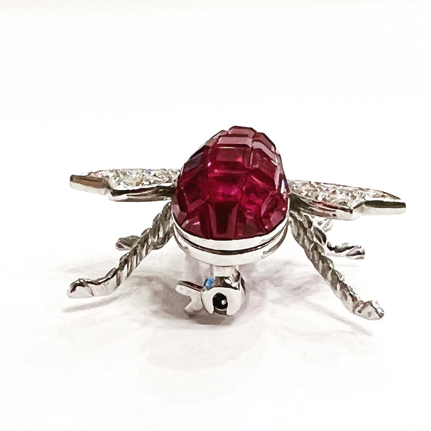  18k White Gold, Pavé Setting Ruby Diamond Fly Bee Brooch In Excellent Condition For Sale In Pamplona, Navarra