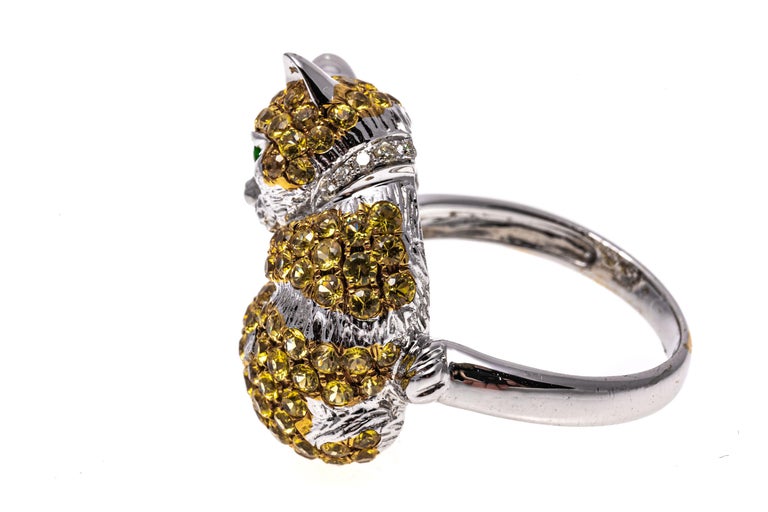 18k White Gold Pave Yellow Topaz, Tsavorite and Diamond Cat Ring In Good Condition For Sale In Southport, US