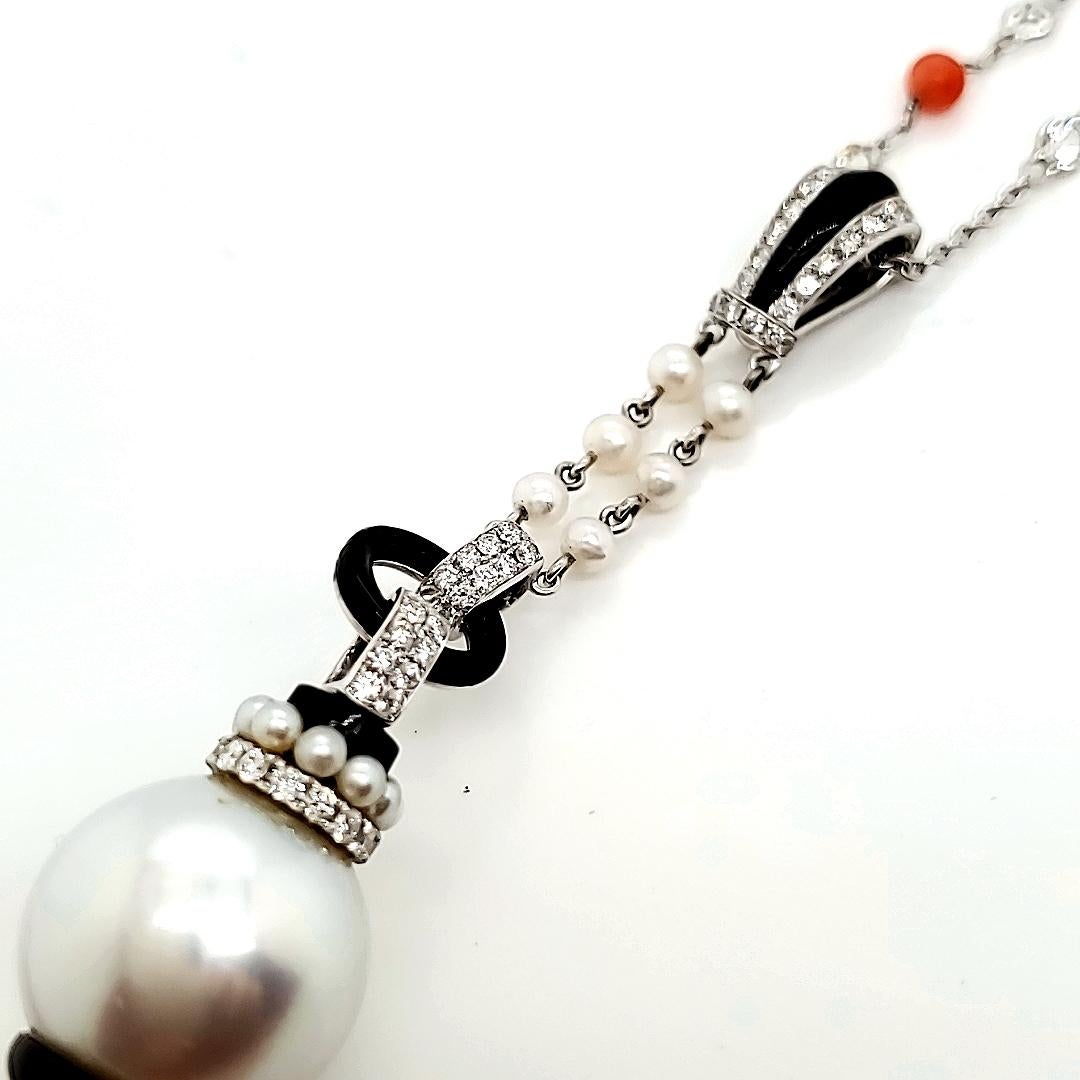 Featuring 1.45 carats of dazzling diamonds, 61.08 carats of peach-colored pearls in the tassel, and a stunning 7.21 carats of pearls adorning the cap and bottom, all set in 18K white gold, totaling 9.37 grams.

Pearls are formed when an irritant,