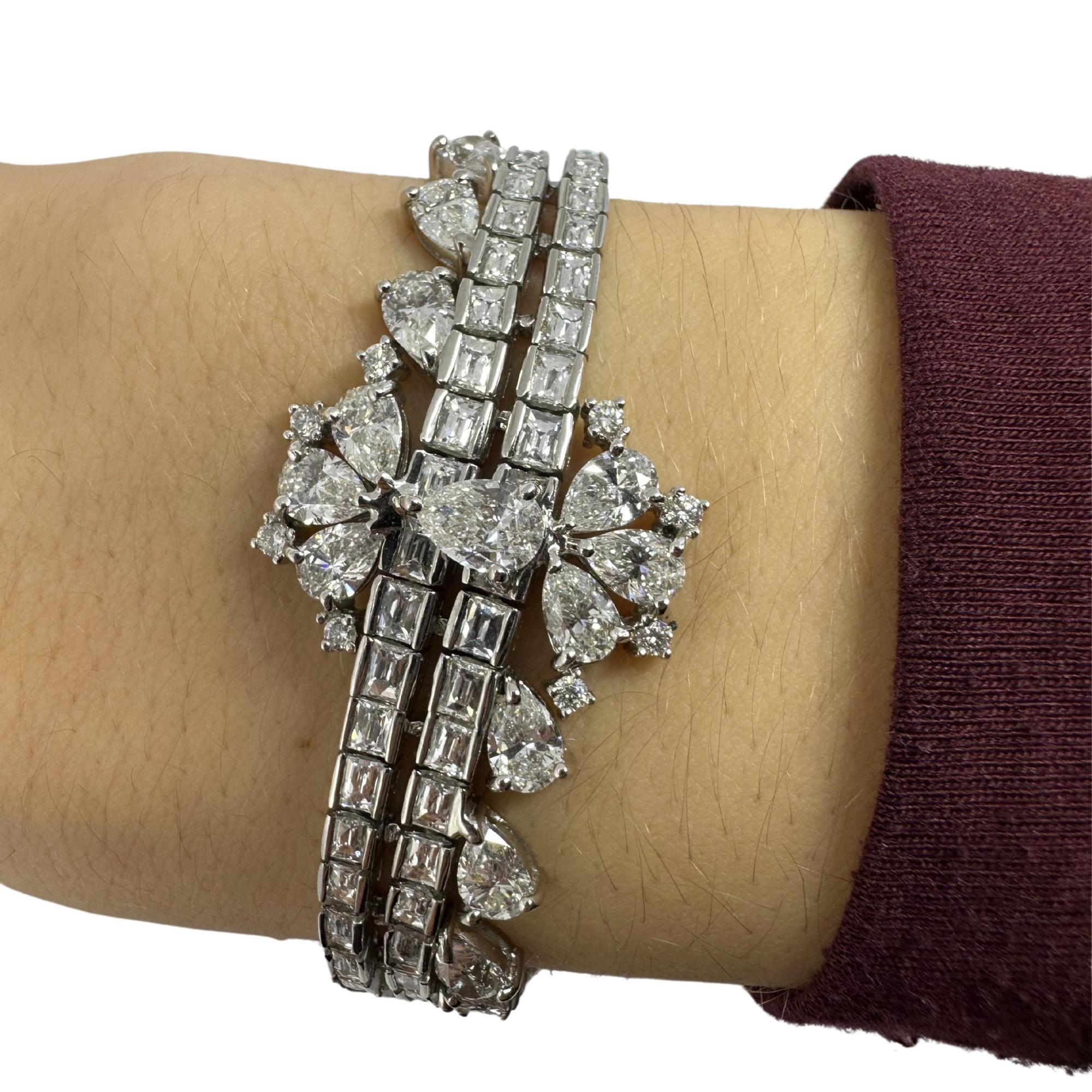 Taglio misto Bracciale in oro bianco 18 carati con diamanti taglio pera e baguette in vendita