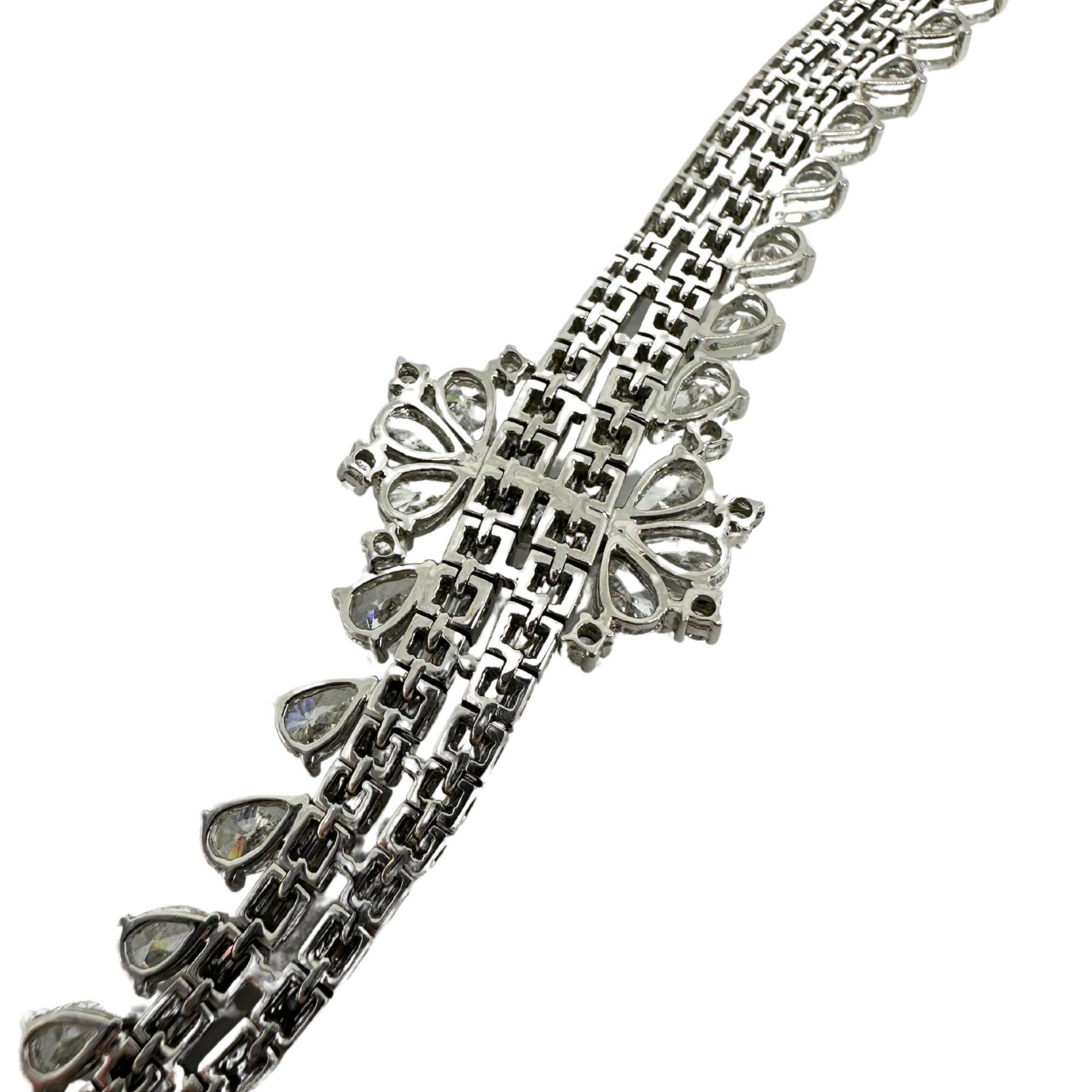 Bracciale in oro bianco 18 carati con diamanti taglio pera e baguette in vendita 2
