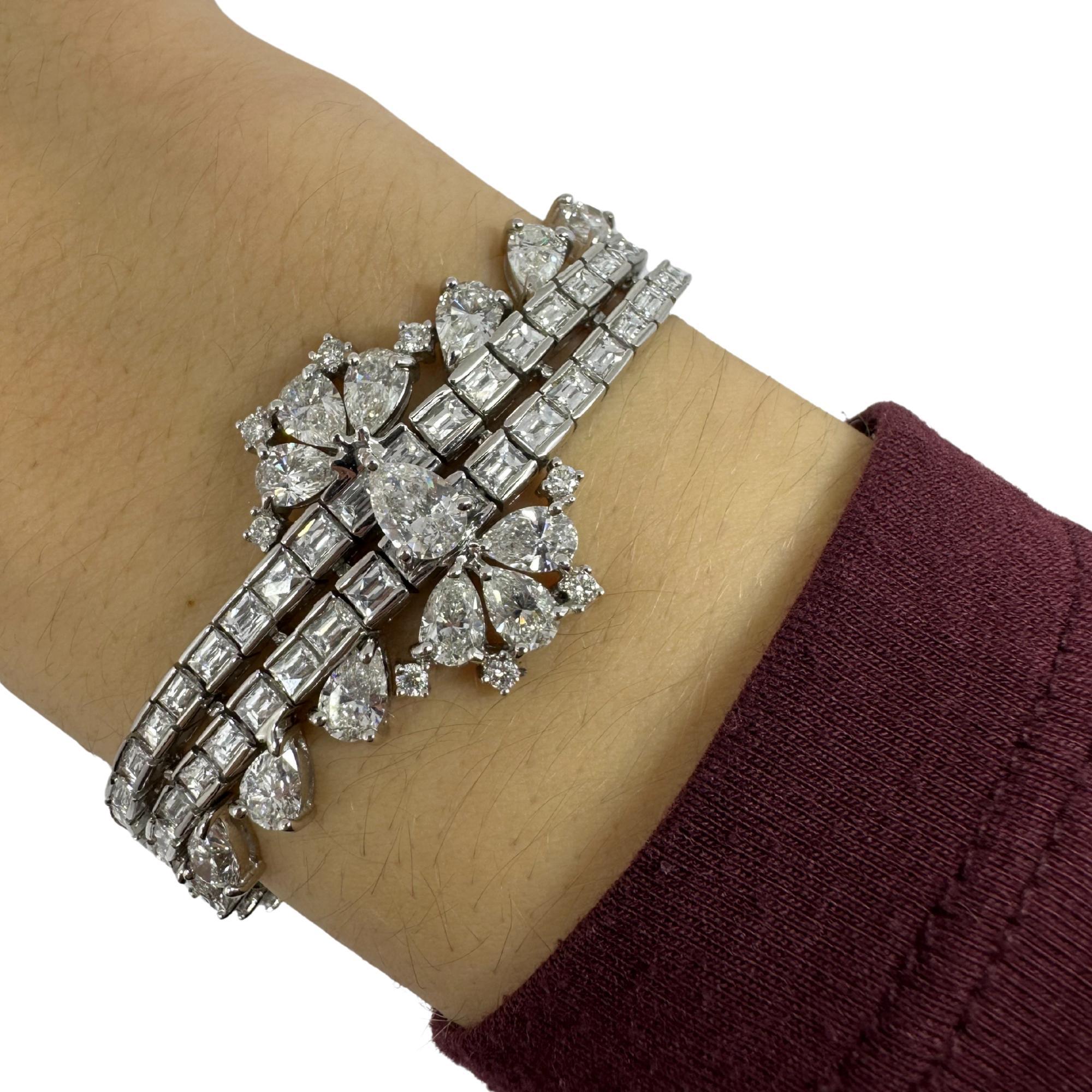 Bracciale in oro bianco 18 carati con diamanti taglio pera e baguette in vendita 3
