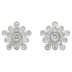 Orecchini con pera e diamante rotondo in oro bianco 18K