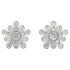 Boucles d'oreilles en or blanc 18 carats avec diamants ronds et poire