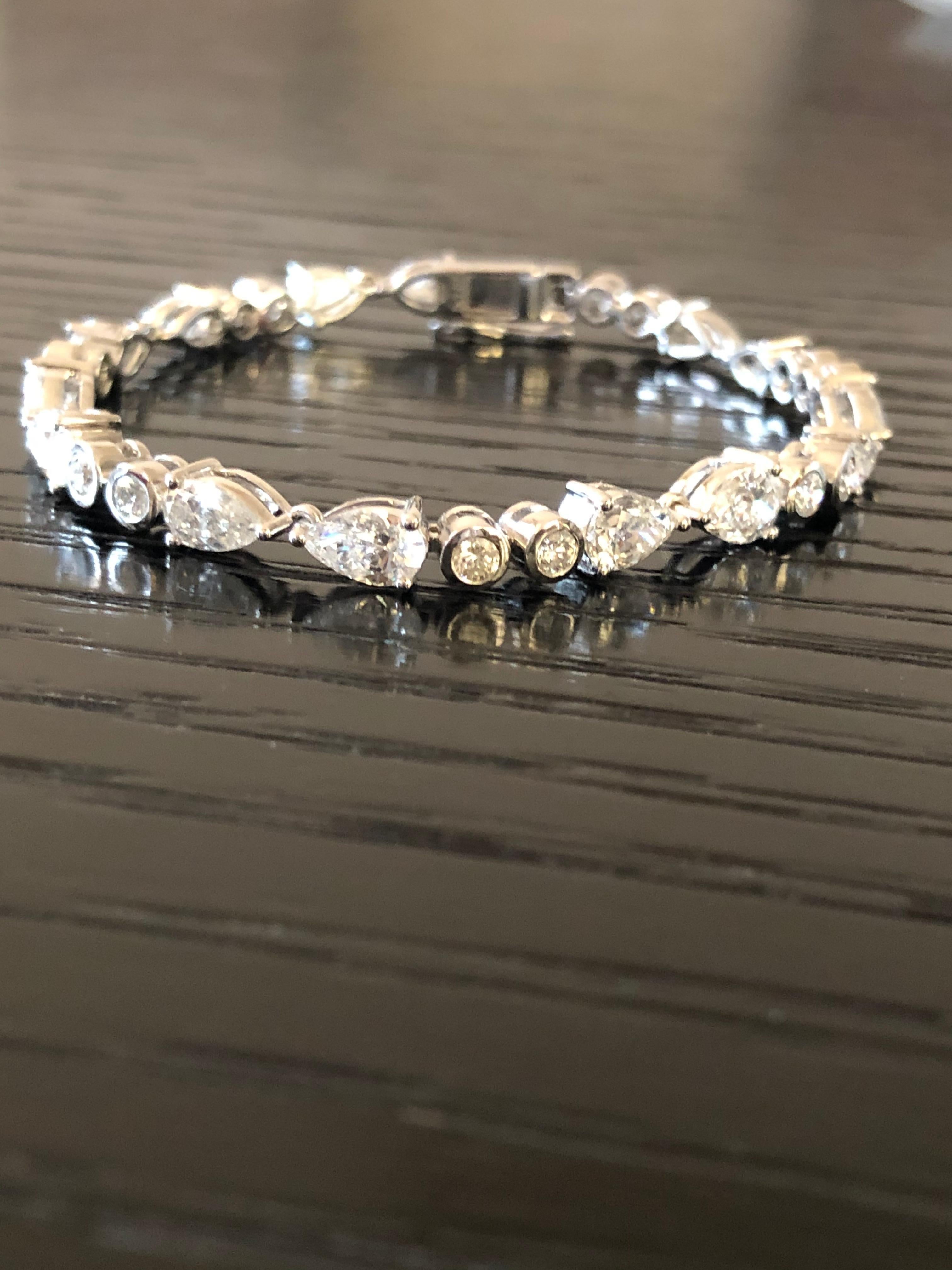 18 Karat White Gold Pear and Round White Diamond Tennis Bracelet In New Condition For Sale In New Delhi, Delhi