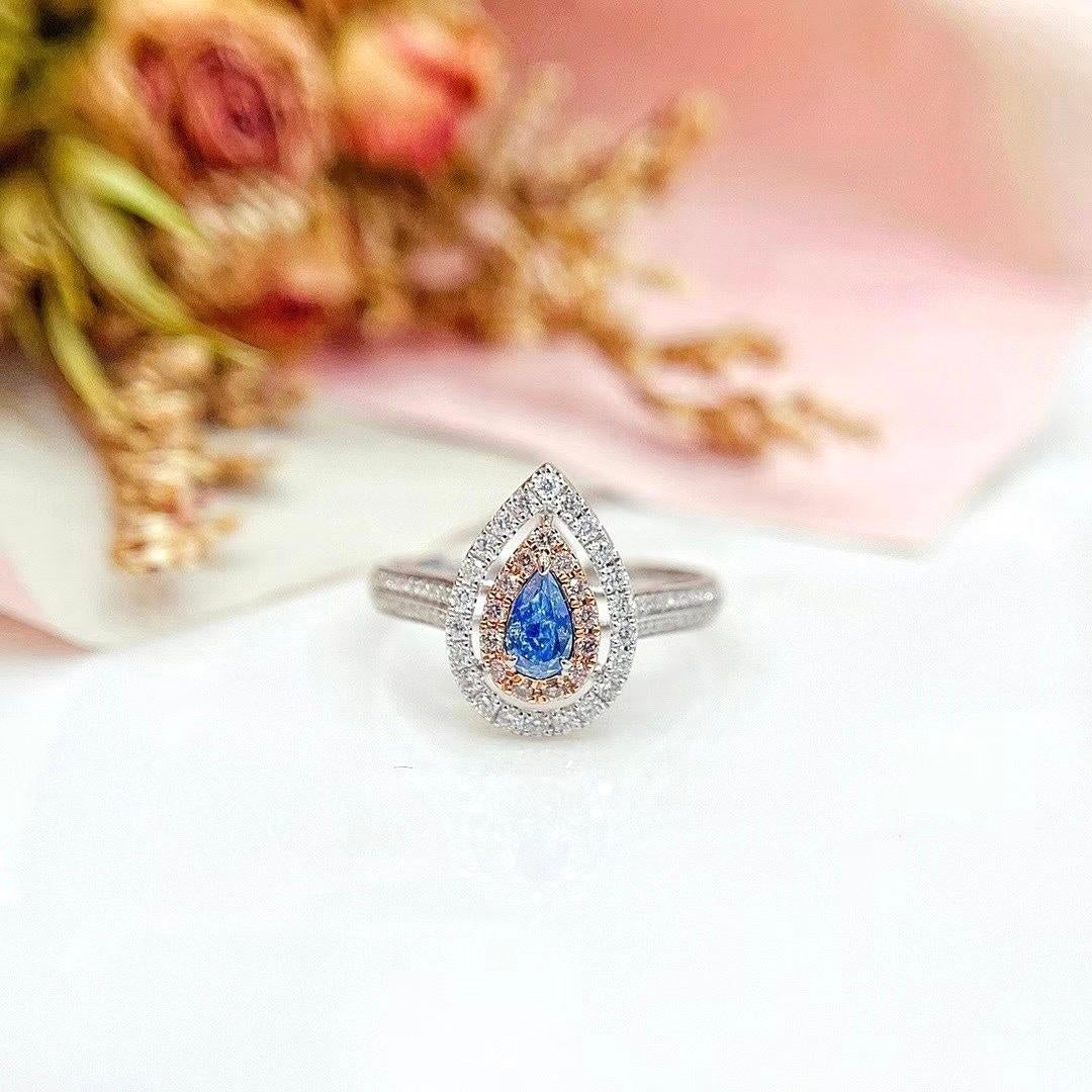 Anello con diamante blu taglio pera in oro bianco 18 carati

1 Diamante blu taglio pera - 0,20 CT

Diamanti - 0,29 CT
Peso totale - 2,81 GM