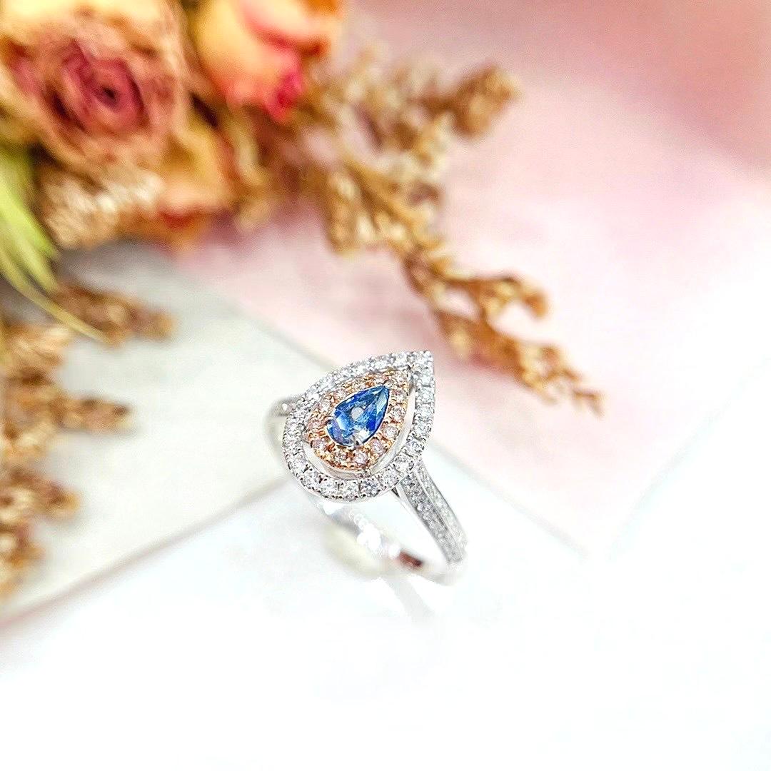 Moderno Anello con diamante blu taglio pera in oro bianco 18 carati in vendita