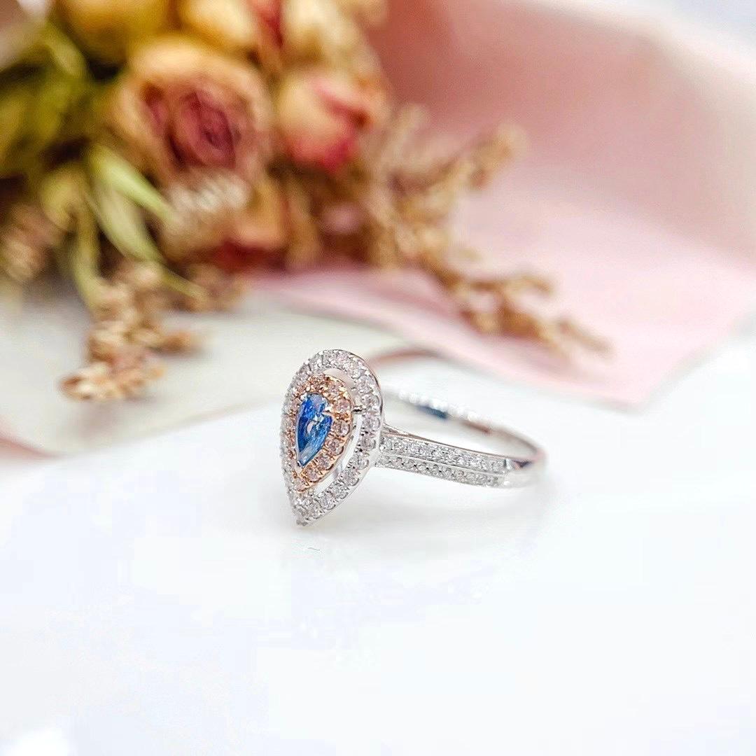 Taglio a goccia Anello con diamante blu taglio pera in oro bianco 18 carati in vendita