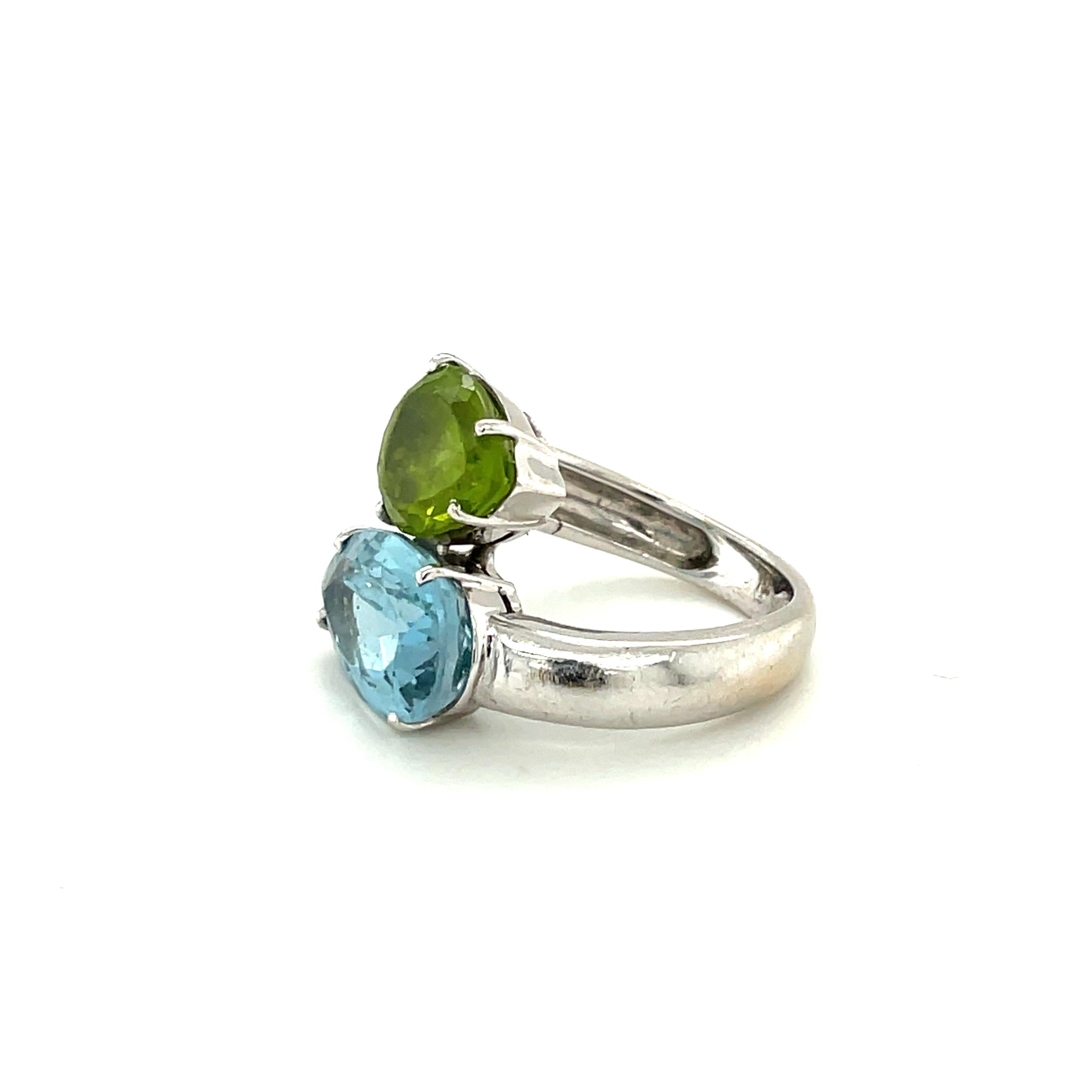 18k White Gold Pear Cut Blue Topaz and Peridot Ring In New Condition For Sale In New York, NY