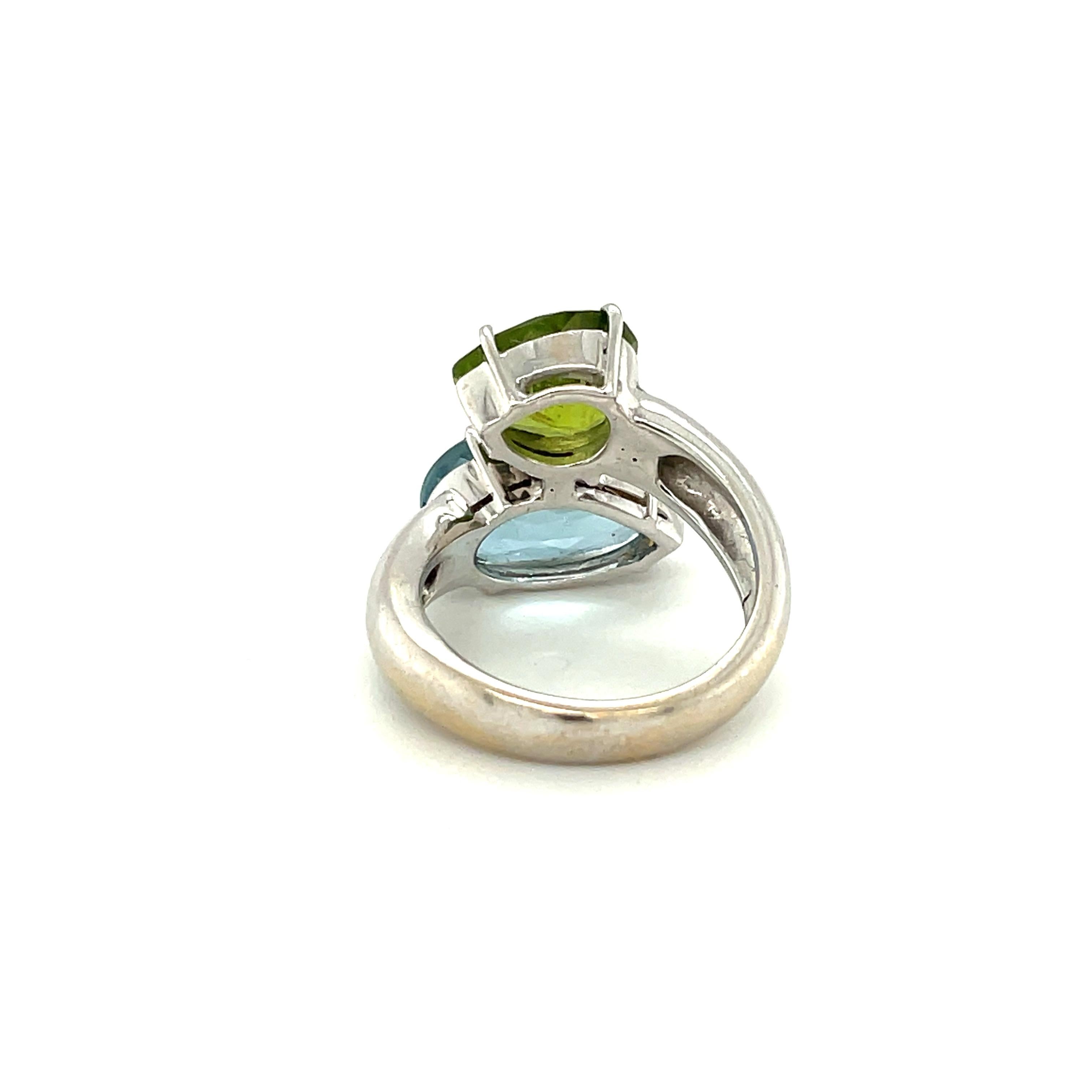Women's 18k White Gold Pear Cut Blue Topaz and Peridot Ring For Sale