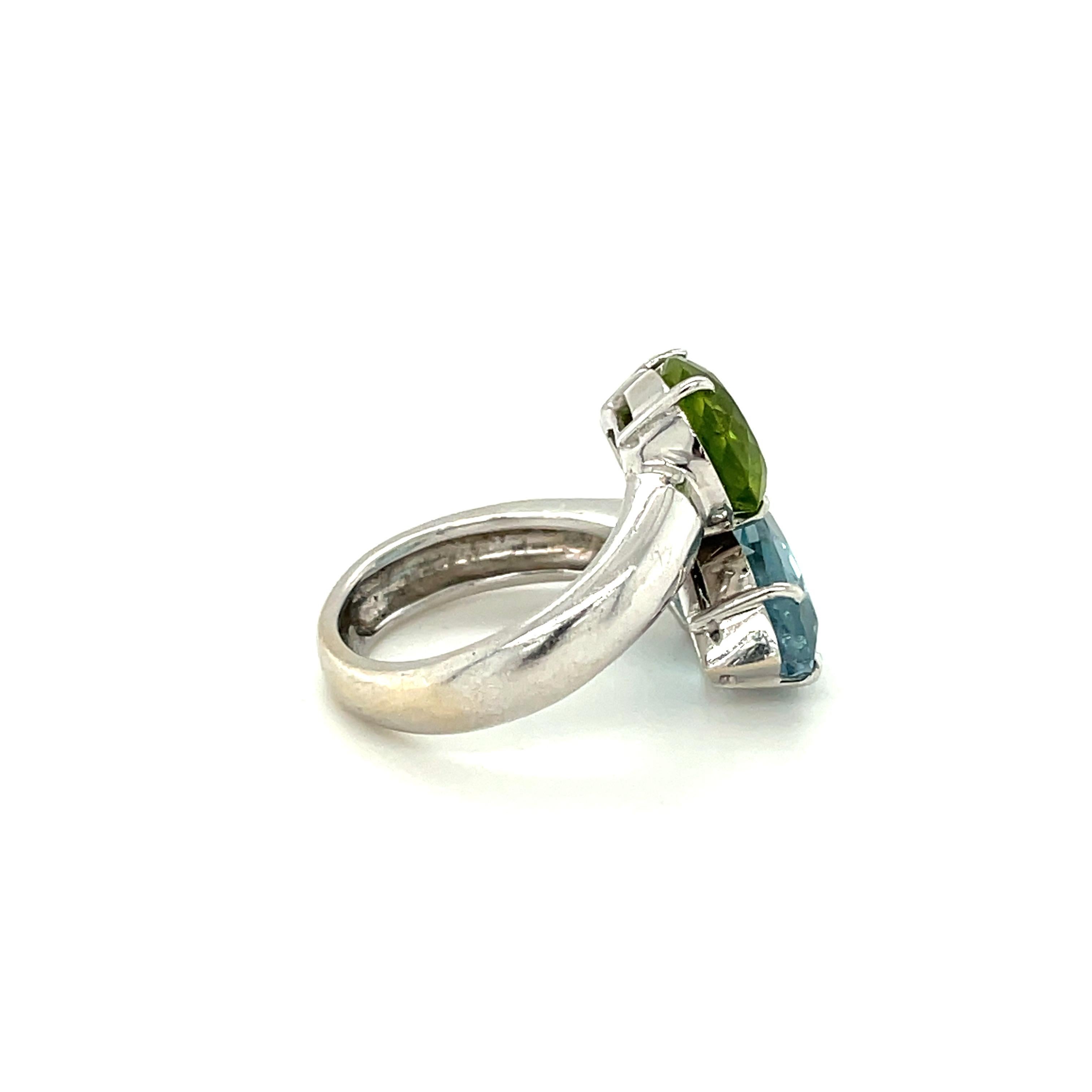 18k White Gold Pear Cut Blue Topaz and Peridot Ring For Sale 1