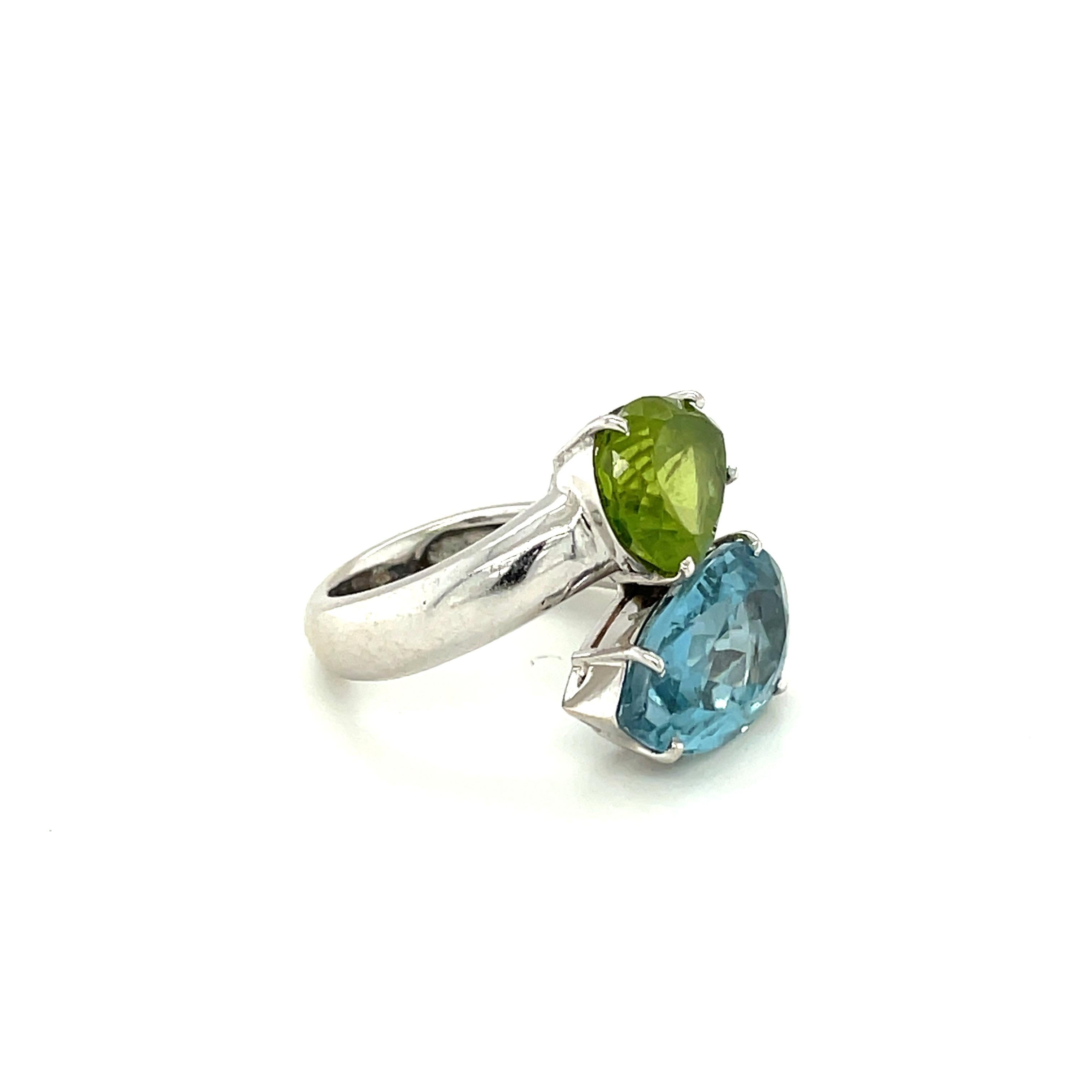 18k White Gold Pear Cut Blue Topaz and Peridot Ring For Sale 2