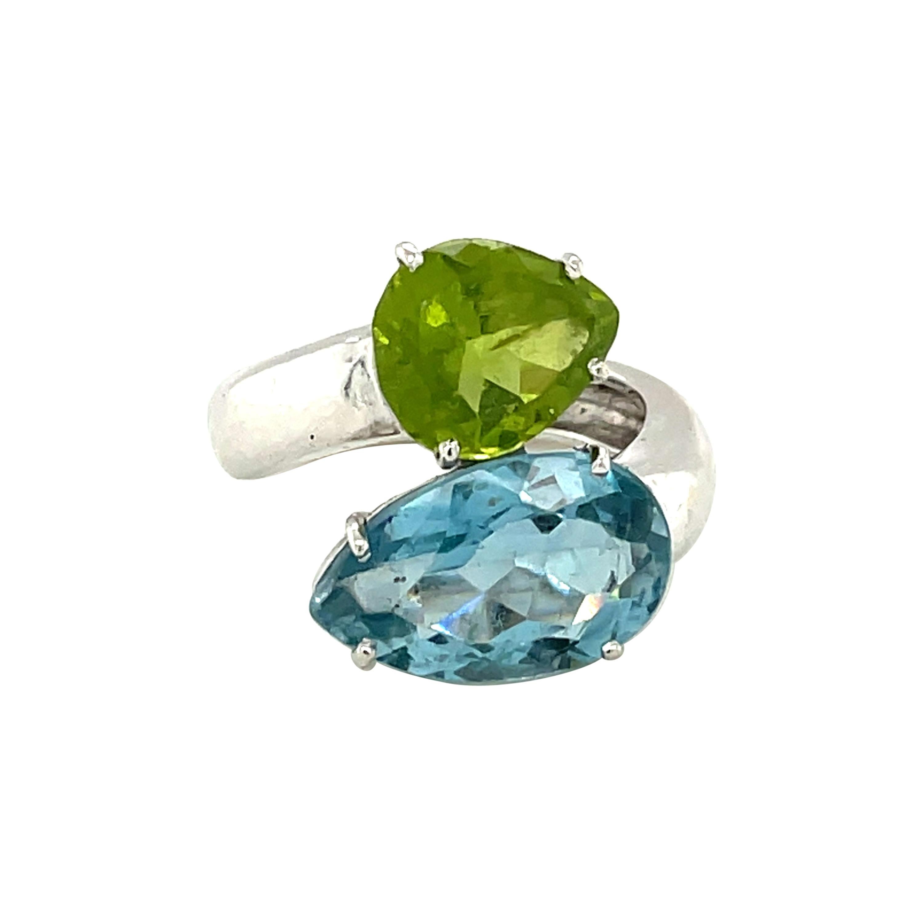18k White Gold Pear Cut Blue Topaz and Peridot Ring For Sale