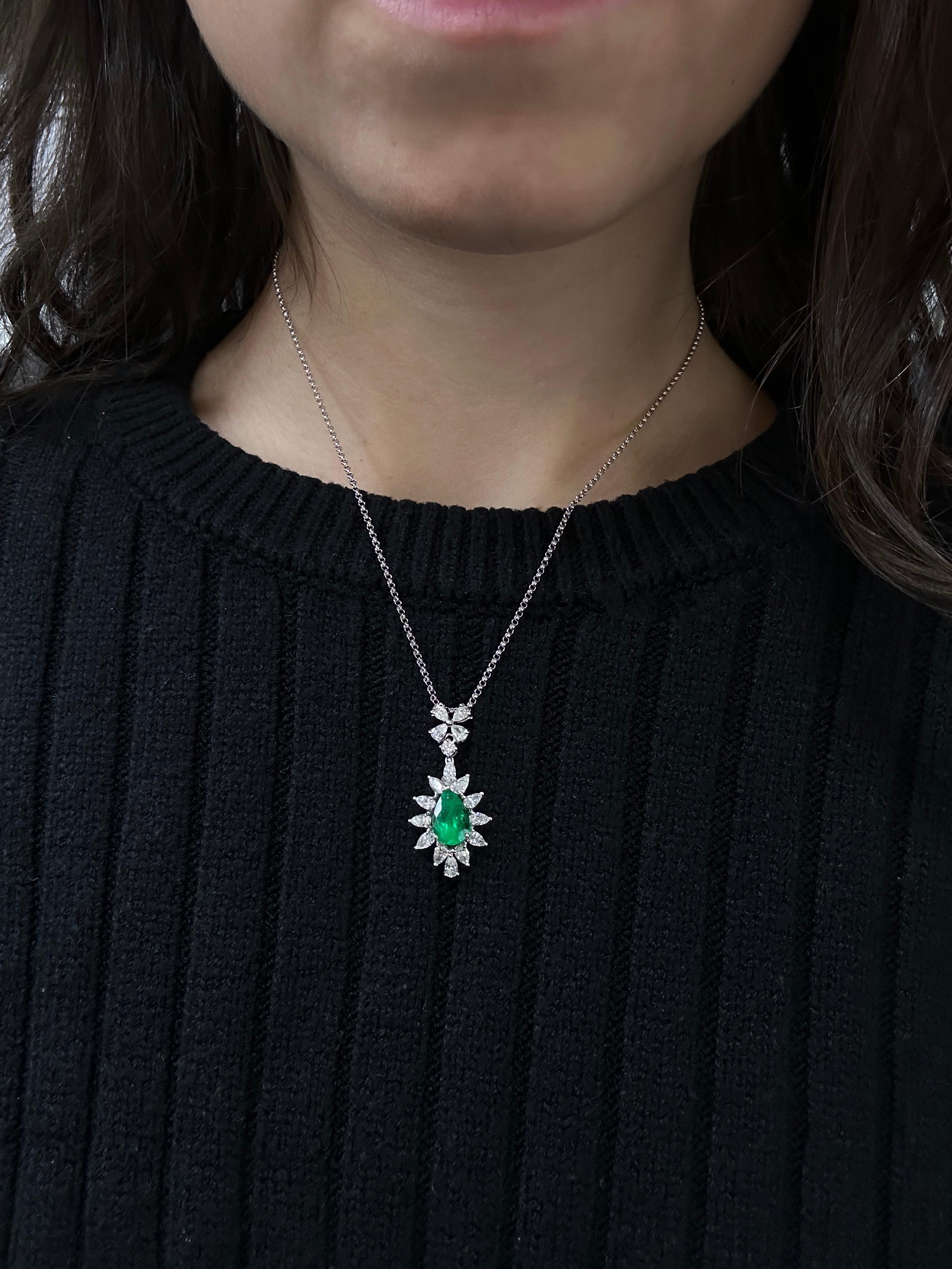 Taglio a goccia Collana con diamanti e smeraldi taglio pera in oro bianco 18K in vendita