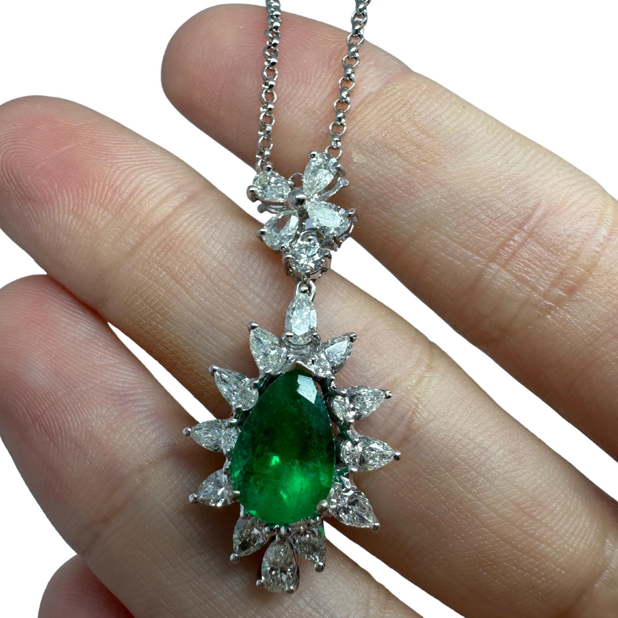 Donna Collana con diamanti e smeraldi taglio pera in oro bianco 18K in vendita