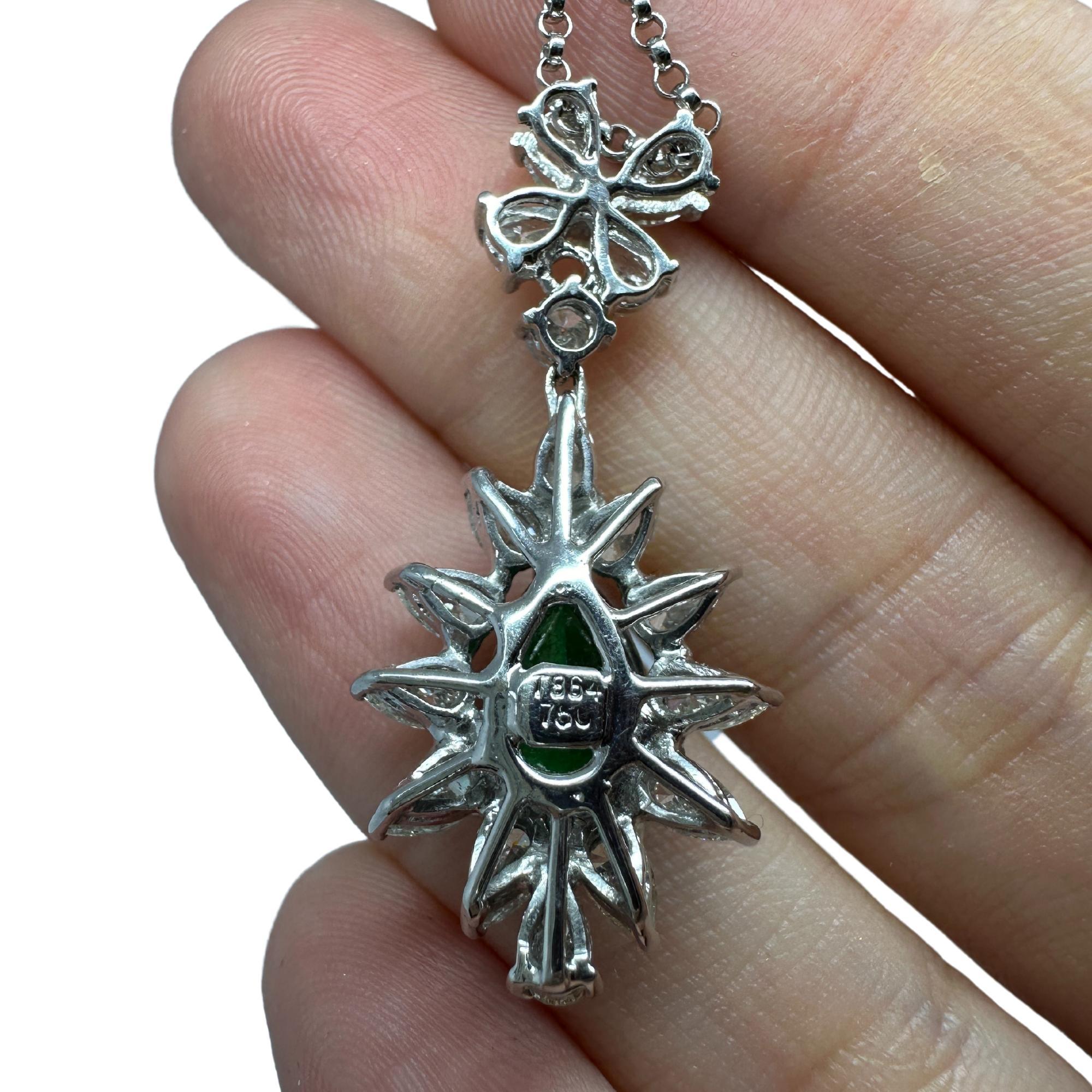Collana con diamanti e smeraldi taglio pera in oro bianco 18K in vendita 1