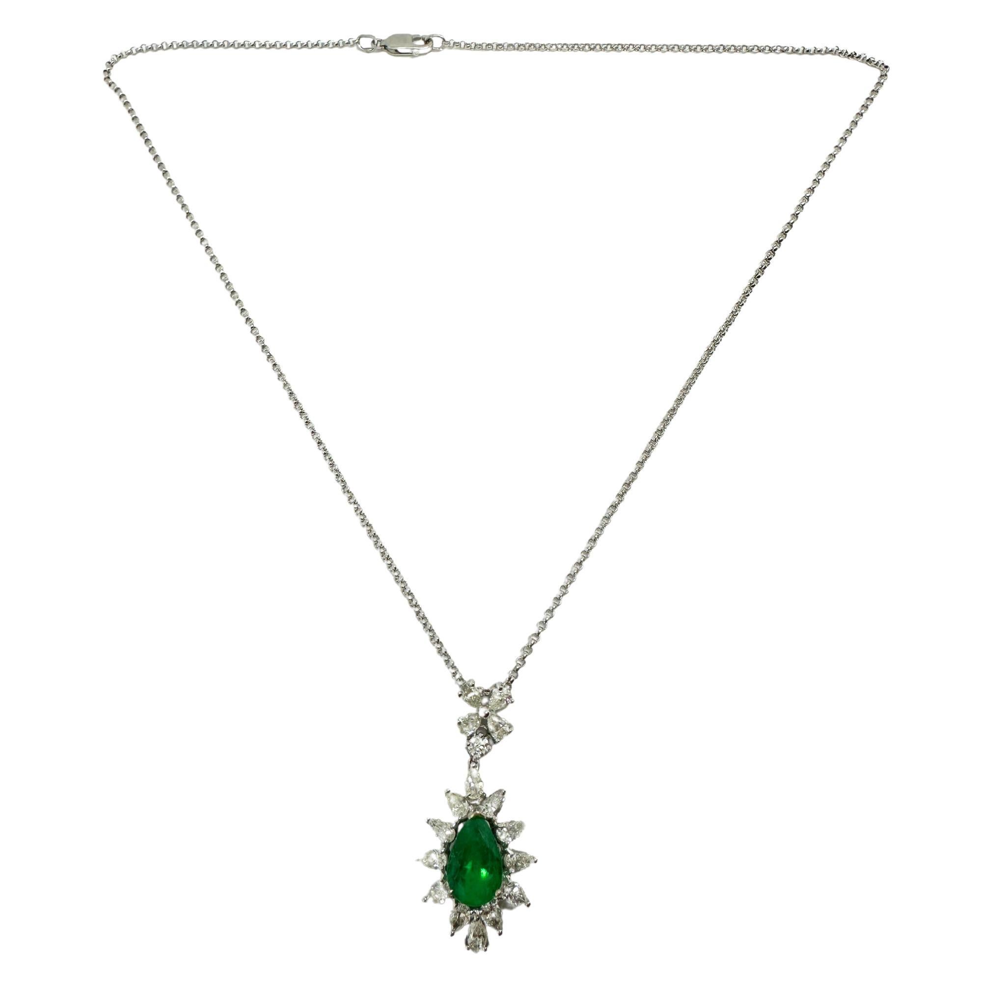Collana con diamanti e smeraldi taglio pera in oro bianco 18K in vendita 4
