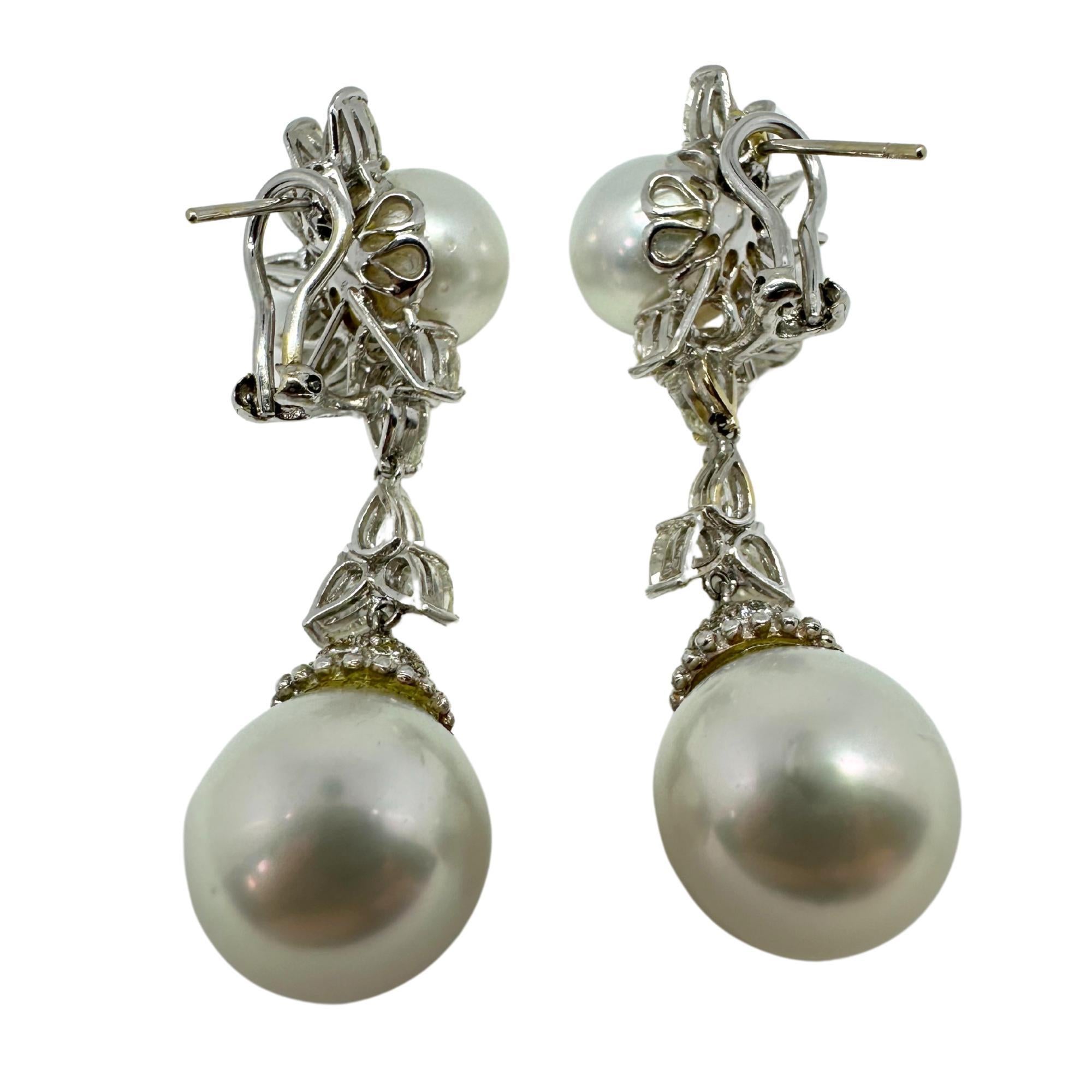 Taille poire Boucles d'oreilles pendantes en or blanc 18 carats, diamant taille poire et perle en forme de soleil en vente