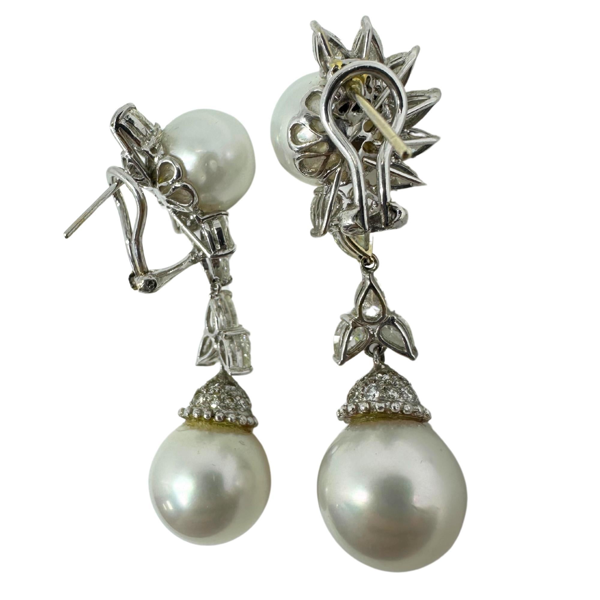 Boucles d'oreilles pendantes en or blanc 18 carats, diamant taille poire et perle en forme de soleil Bon état - En vente à New York, NY