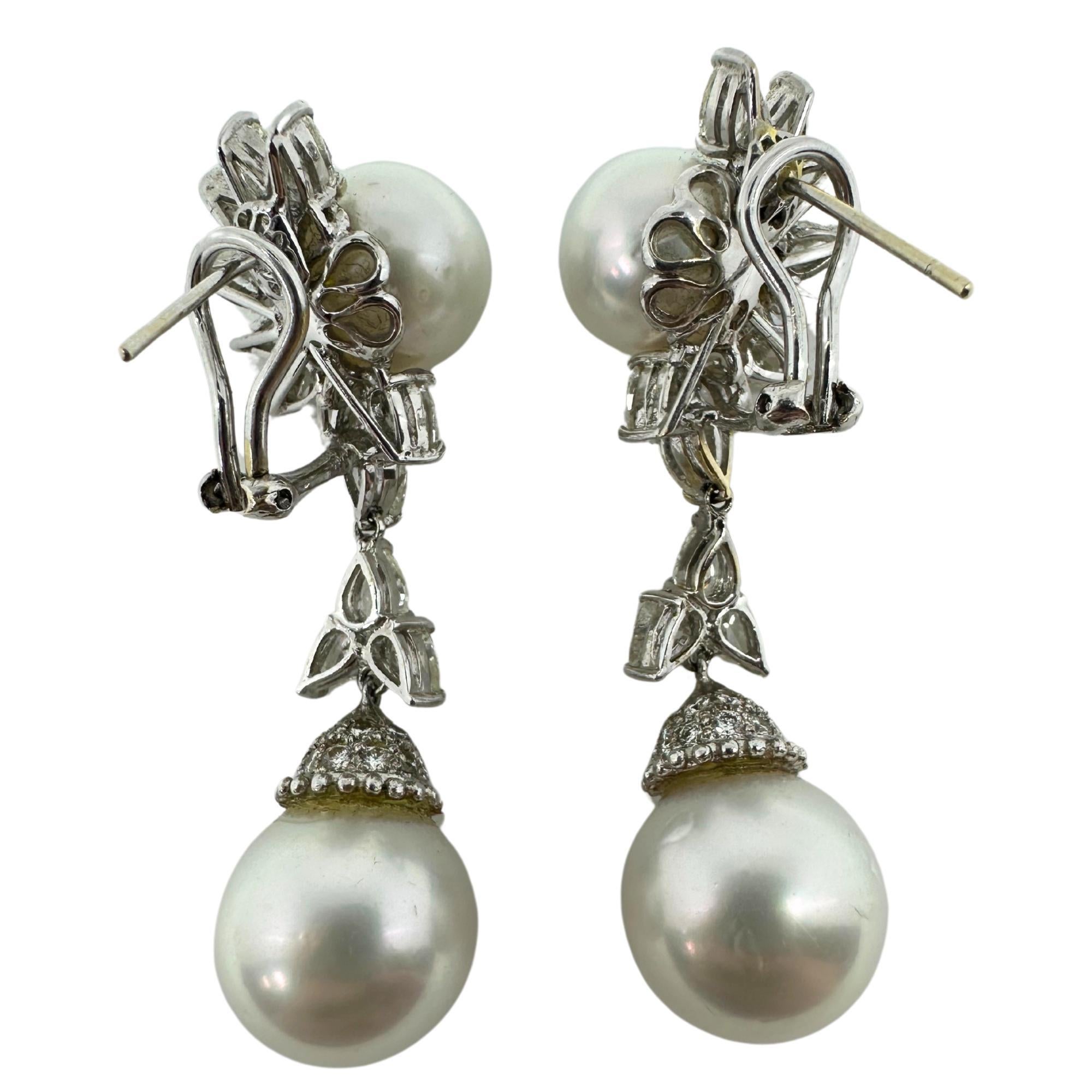 Boucles d'oreilles pendantes en or blanc 18 carats, diamant taille poire et perle en forme de soleil en vente 1