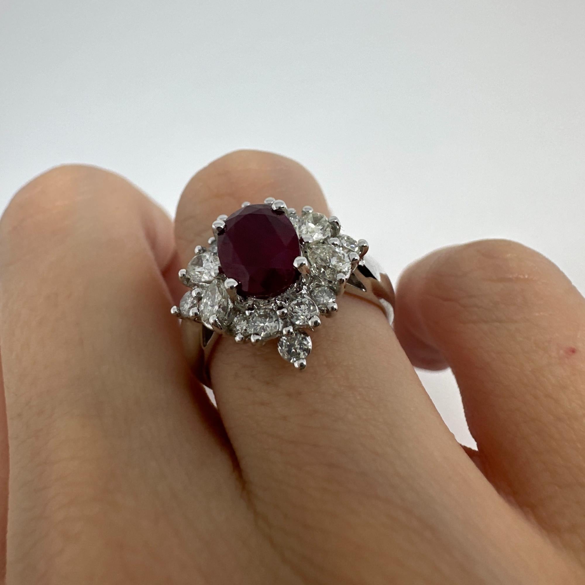 Bague en or blanc 18 carats, diamant taille poire et rubis en vente 5