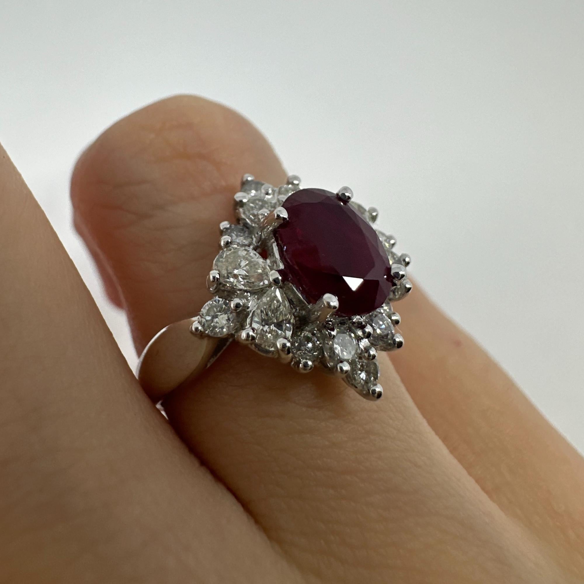 Bague en or blanc 18 carats, diamant taille poire et rubis en vente 6
