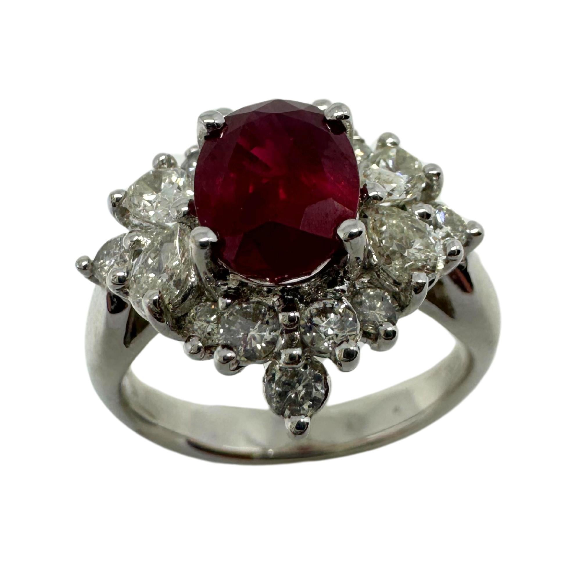 Bague en or blanc 18 carats, diamant taille poire et rubis
Condit : En bon état avec quelques légères usures de surface dues à l'âge.
Taille de l'anneau : 6.25
Marques : 