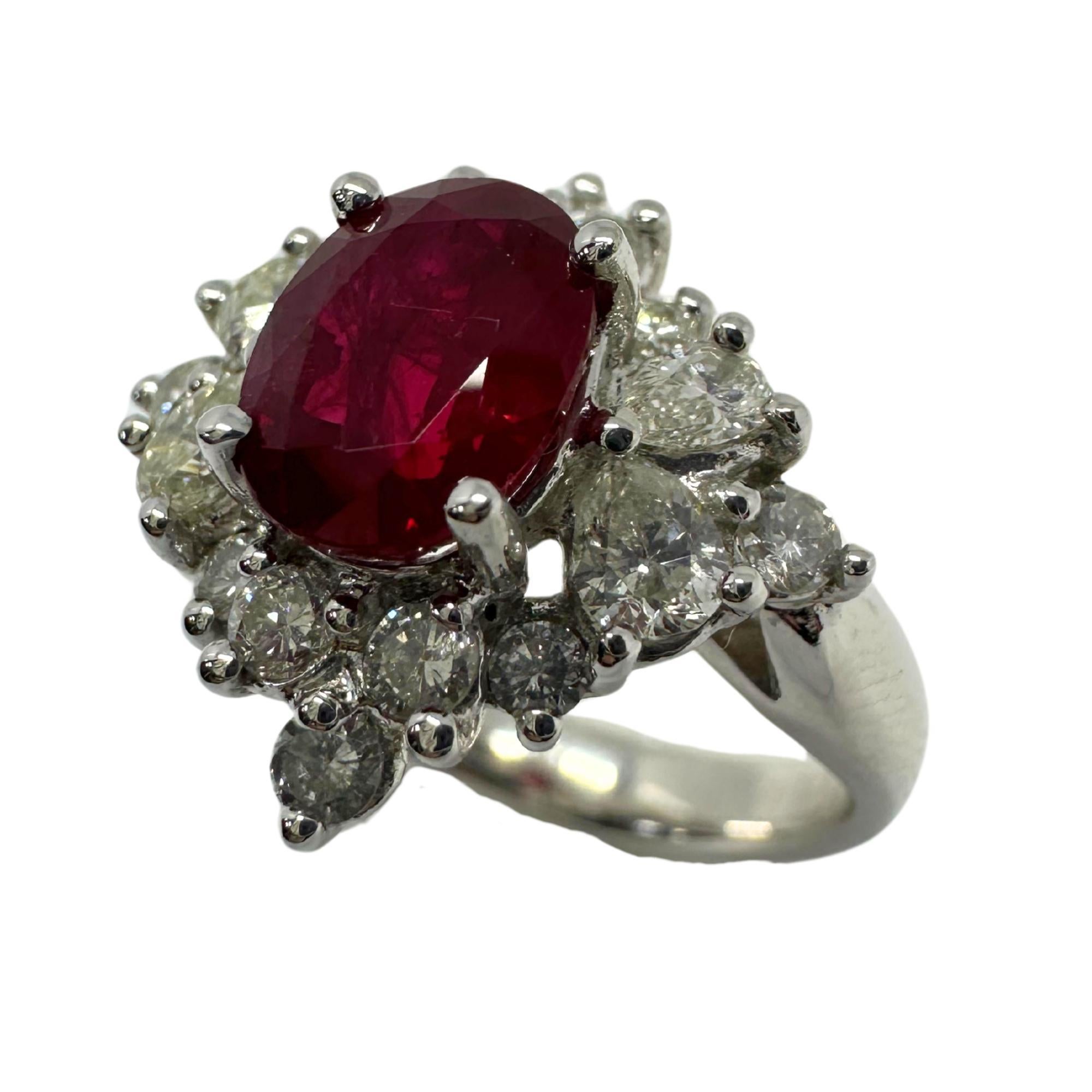 Taille poire Bague en or blanc 18 carats, diamant taille poire et rubis en vente