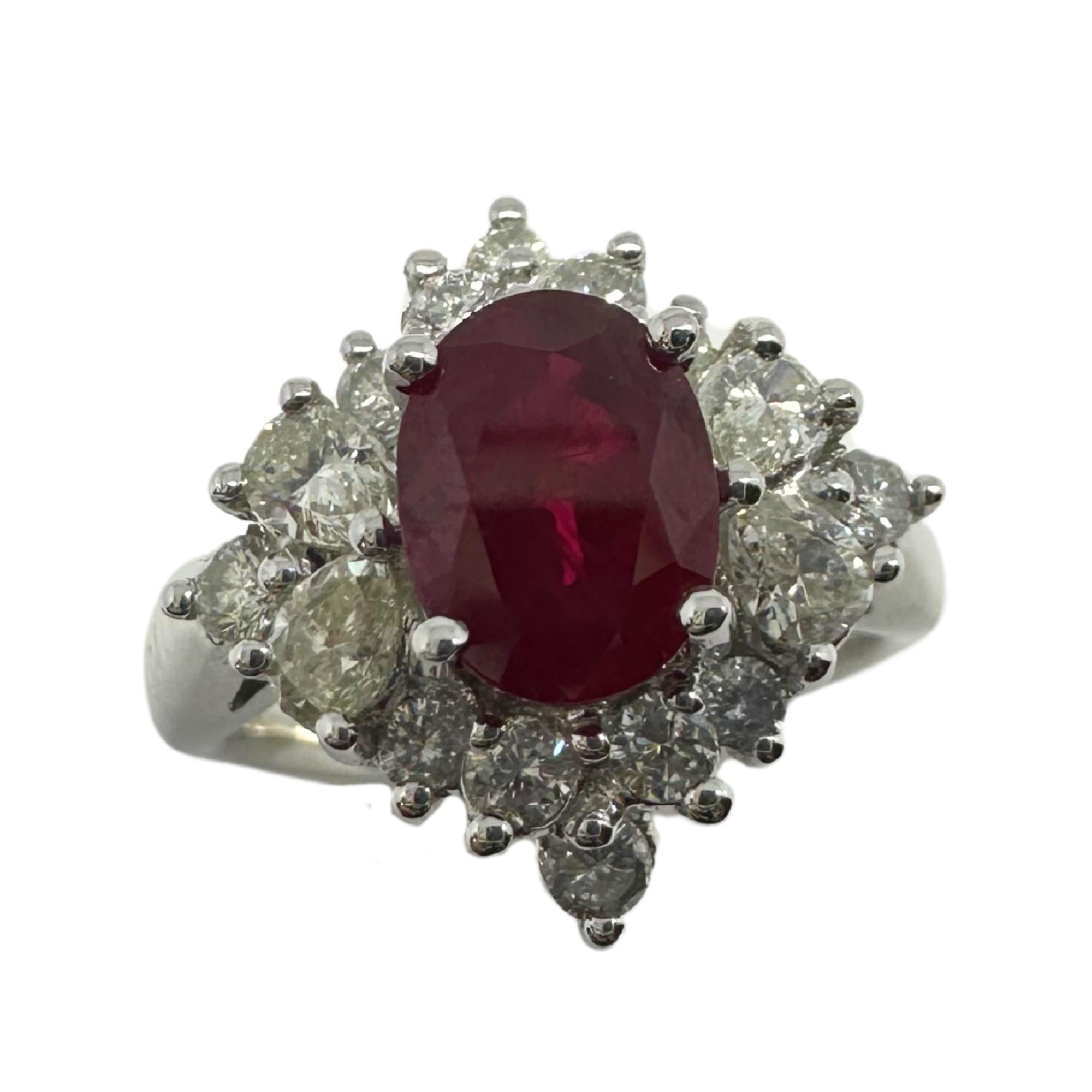 Bague en or blanc 18 carats, diamant taille poire et rubis Bon état - En vente à New York, NY