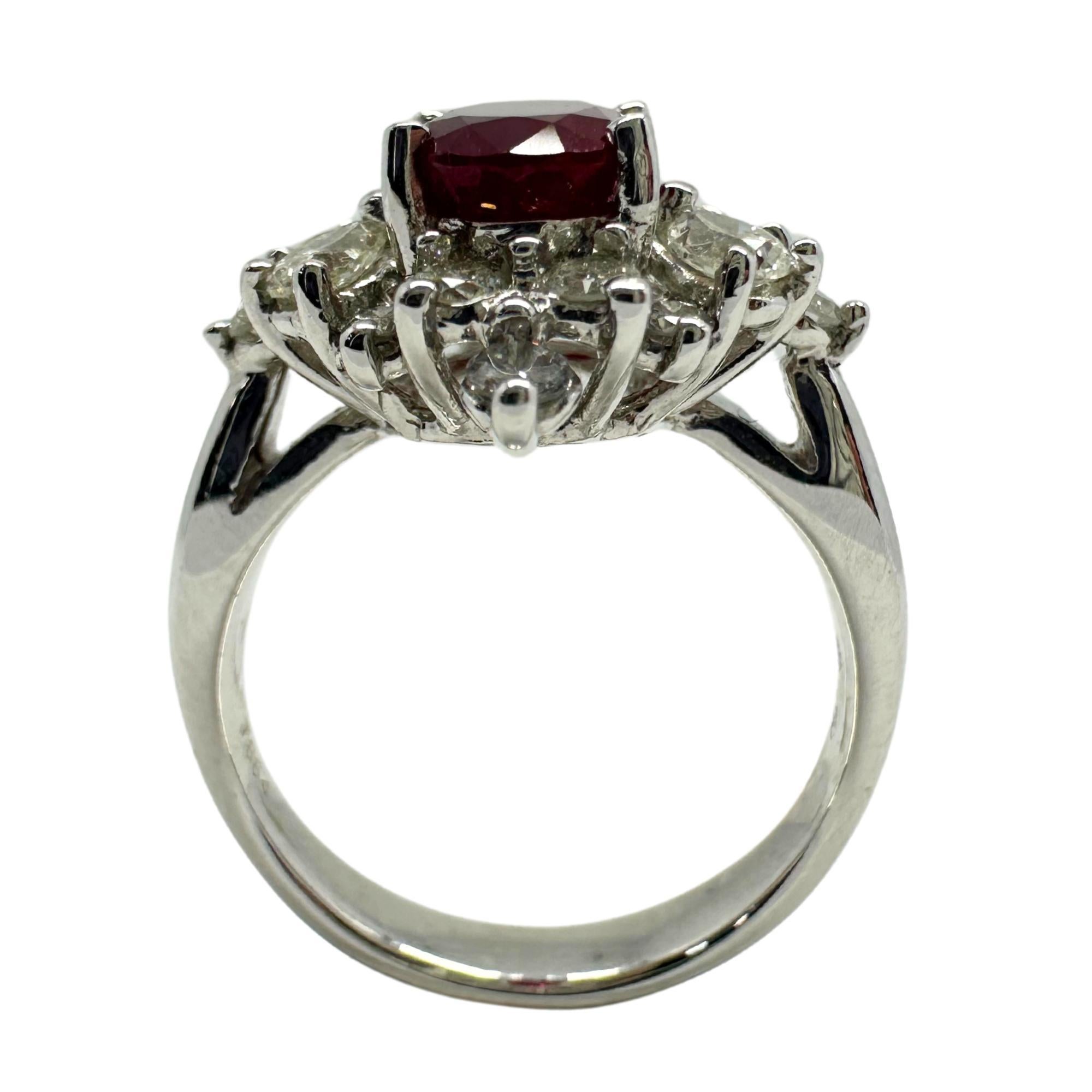 Bague en or blanc 18 carats, diamant taille poire et rubis en vente 1